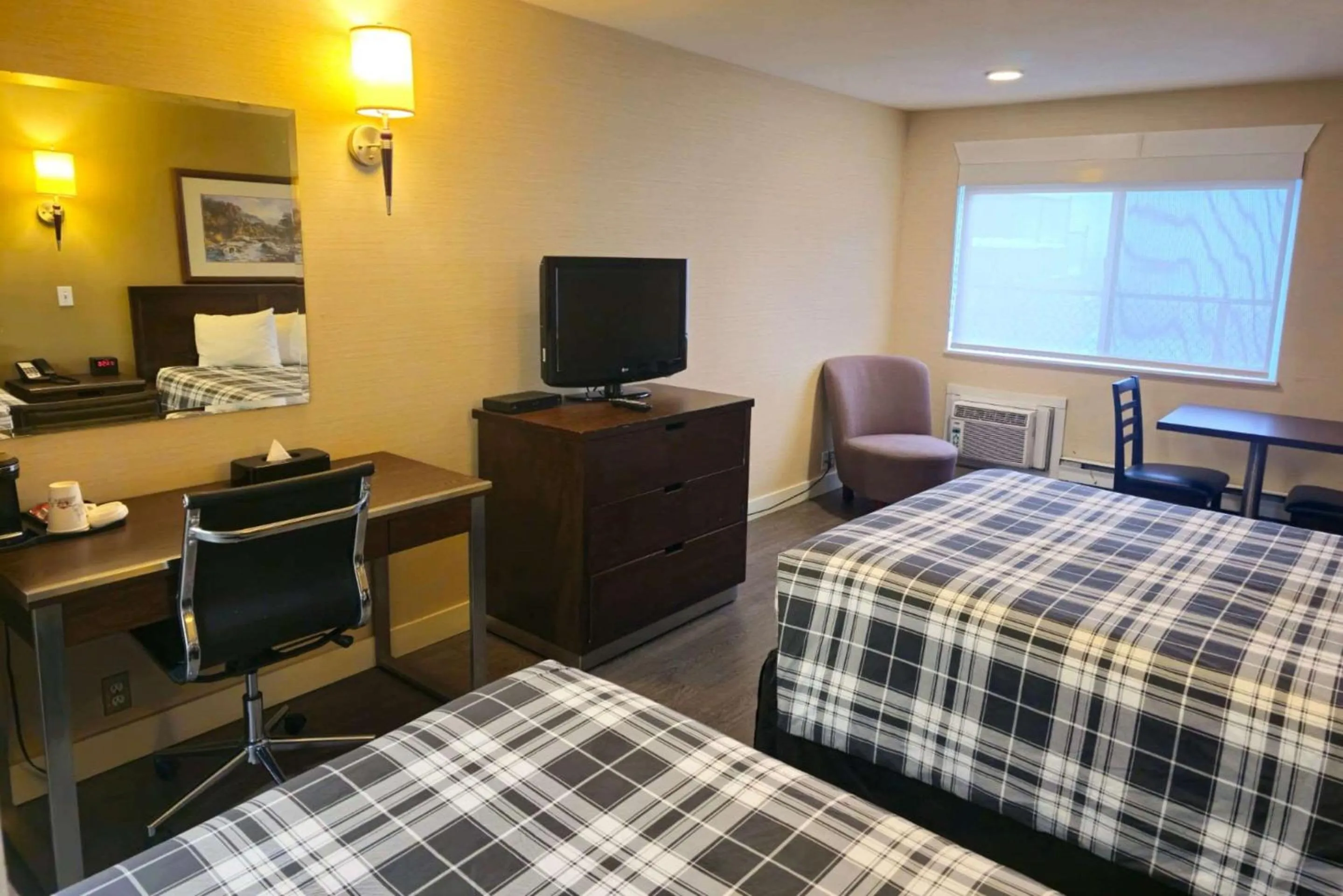 Bedroom, Bed in Rodeway Inn & Suites