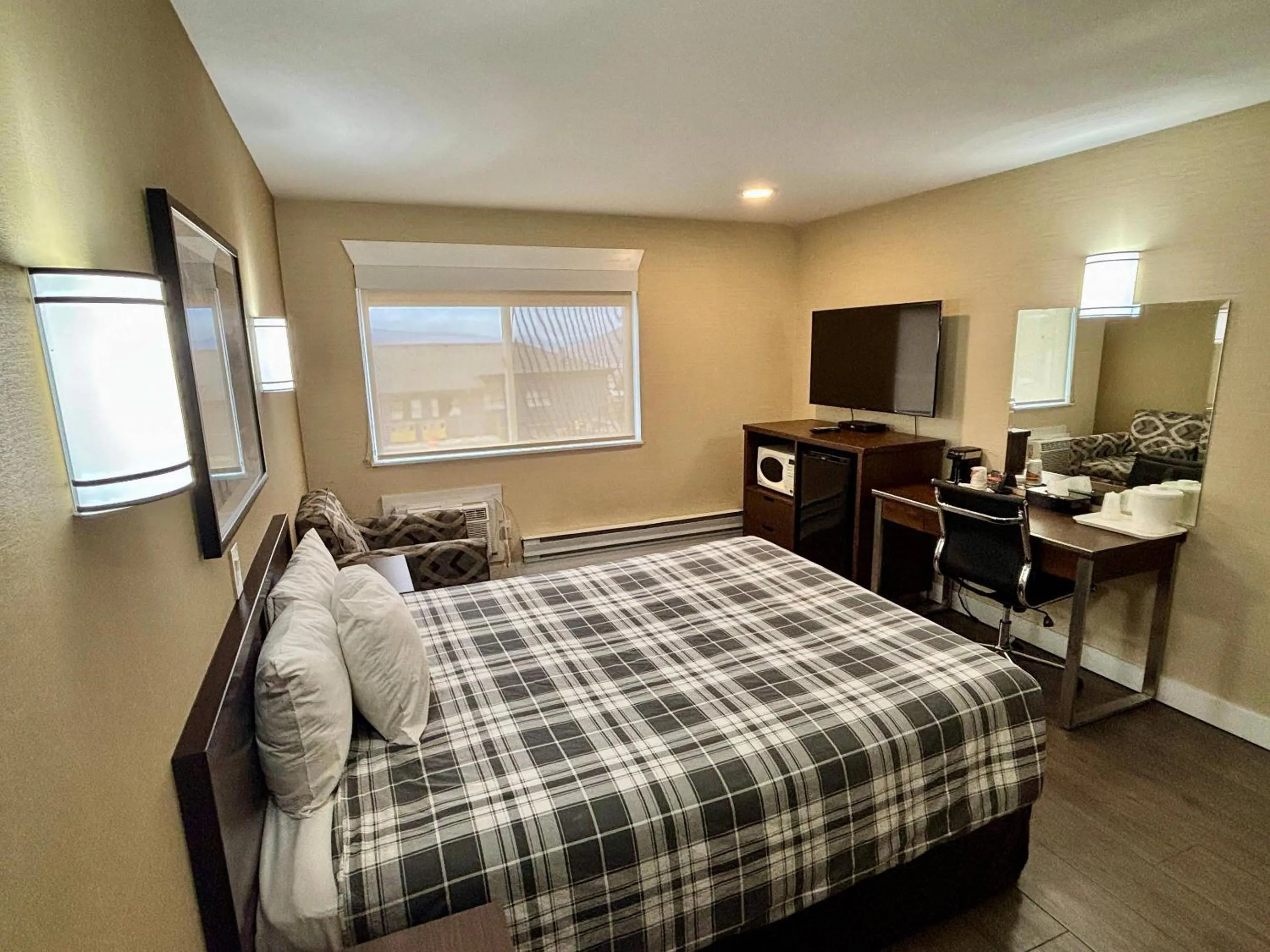 Bedroom, Bed in Rodeway Inn & Suites
