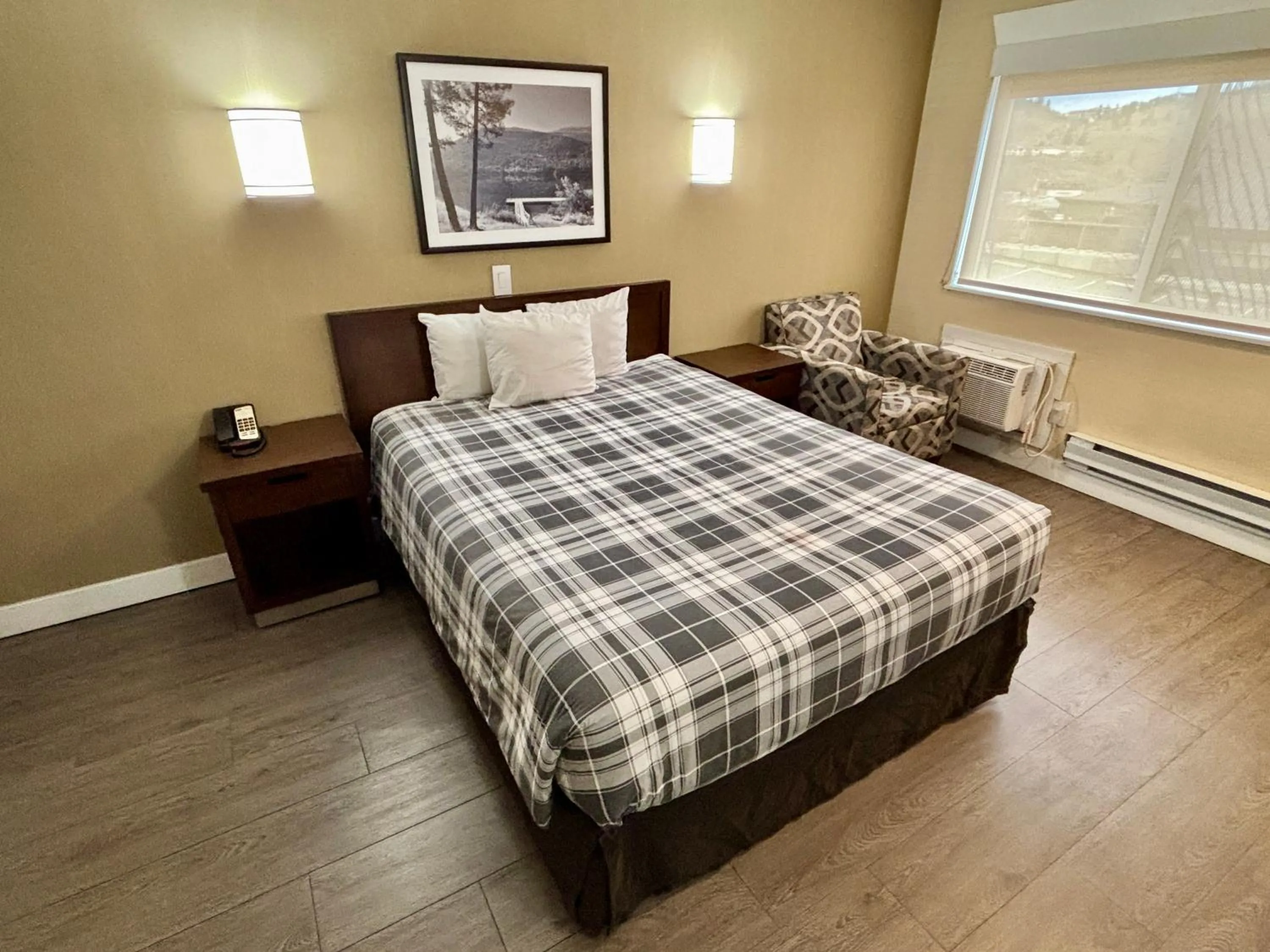 Bed in Rodeway Inn & Suites