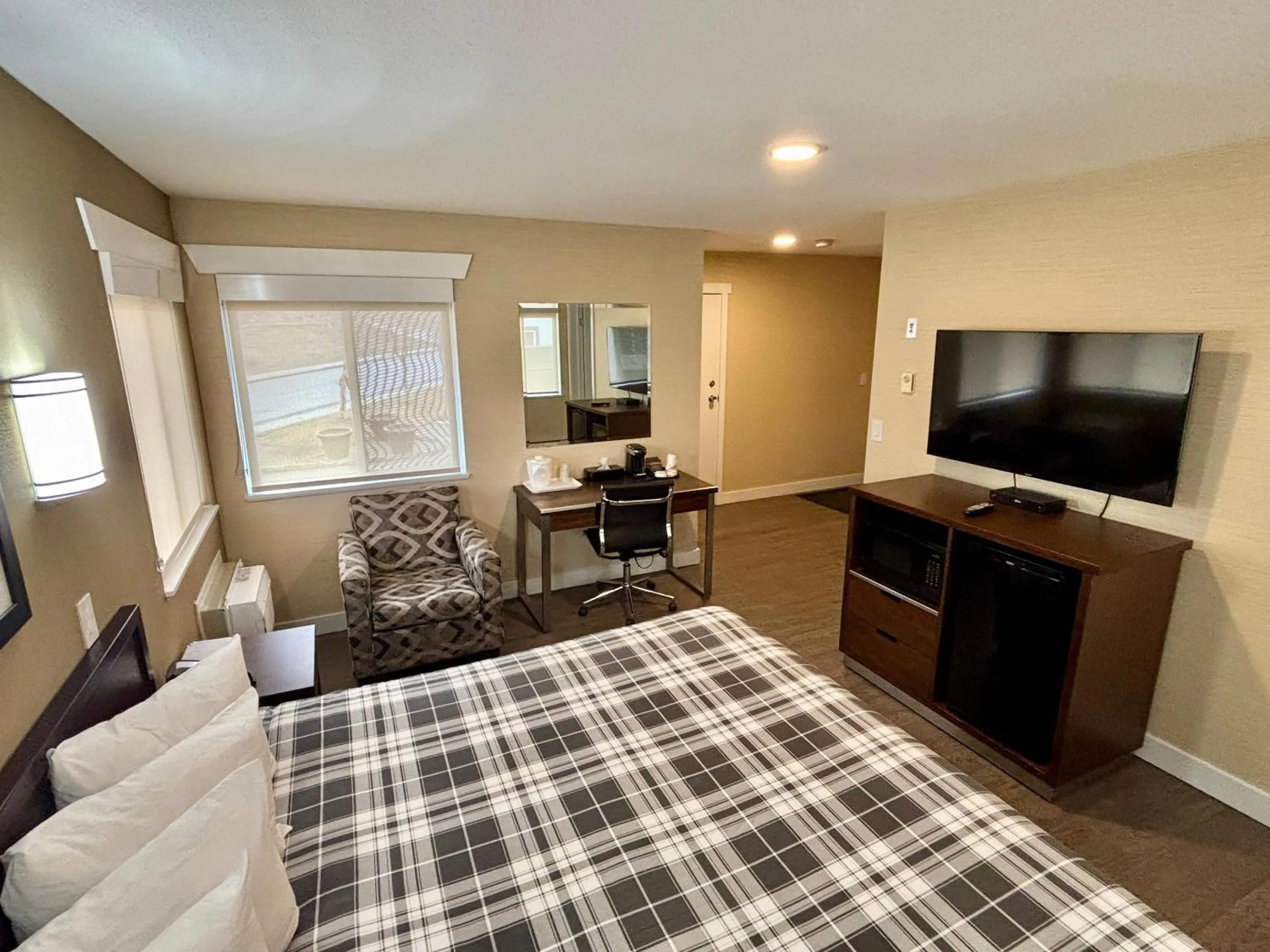 Bedroom, Bed in Rodeway Inn & Suites