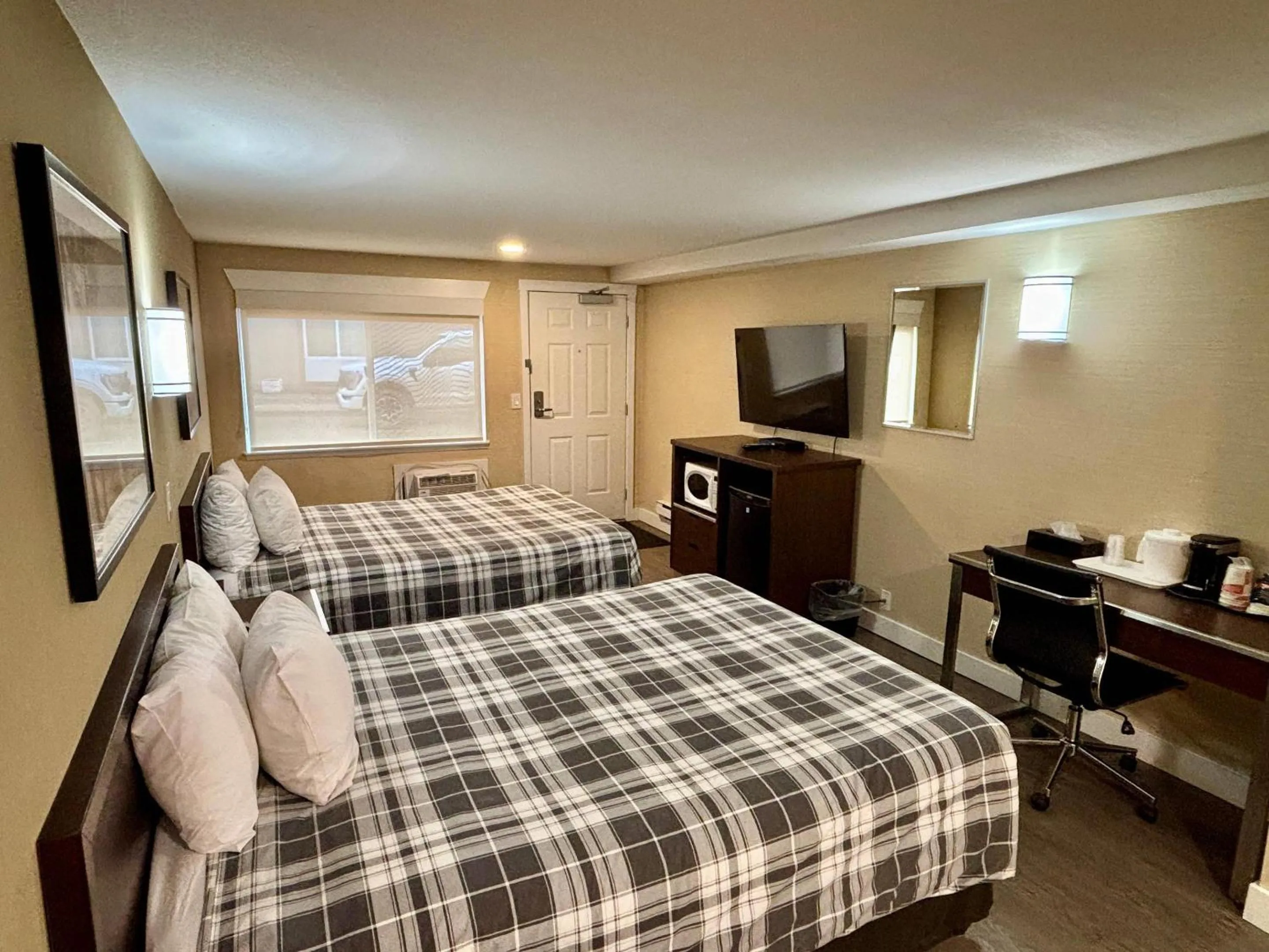 Bedroom, Bed in Rodeway Inn & Suites