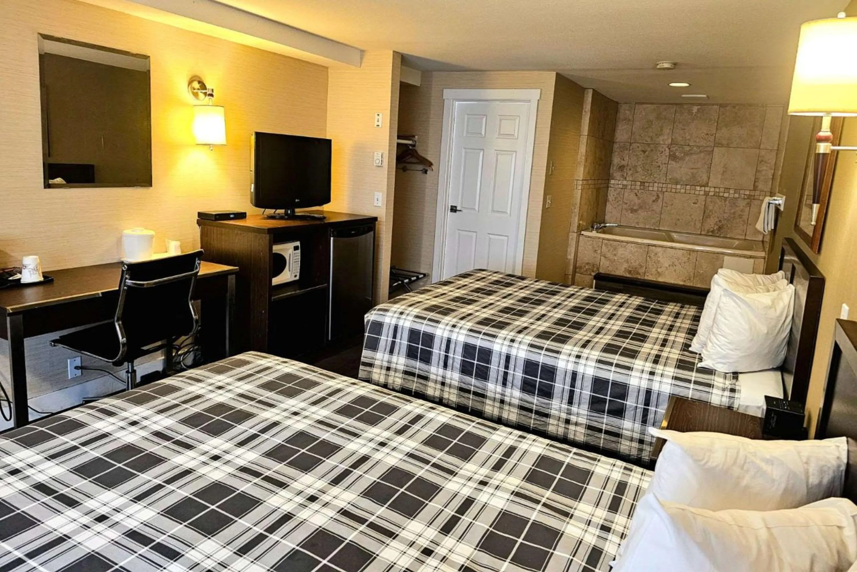 Bedroom, Bed in Rodeway Inn & Suites