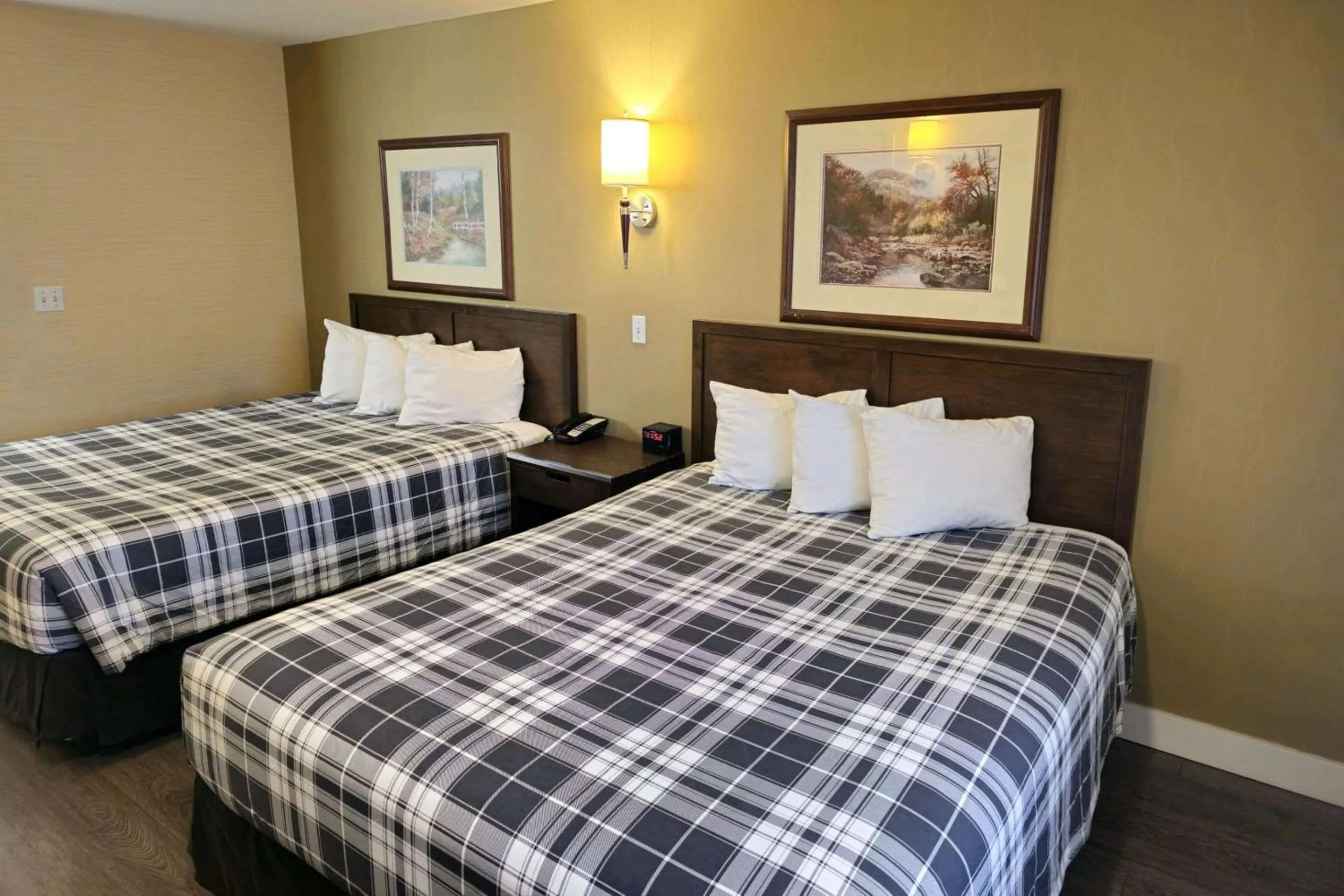 Bedroom, Bed in Rodeway Inn & Suites