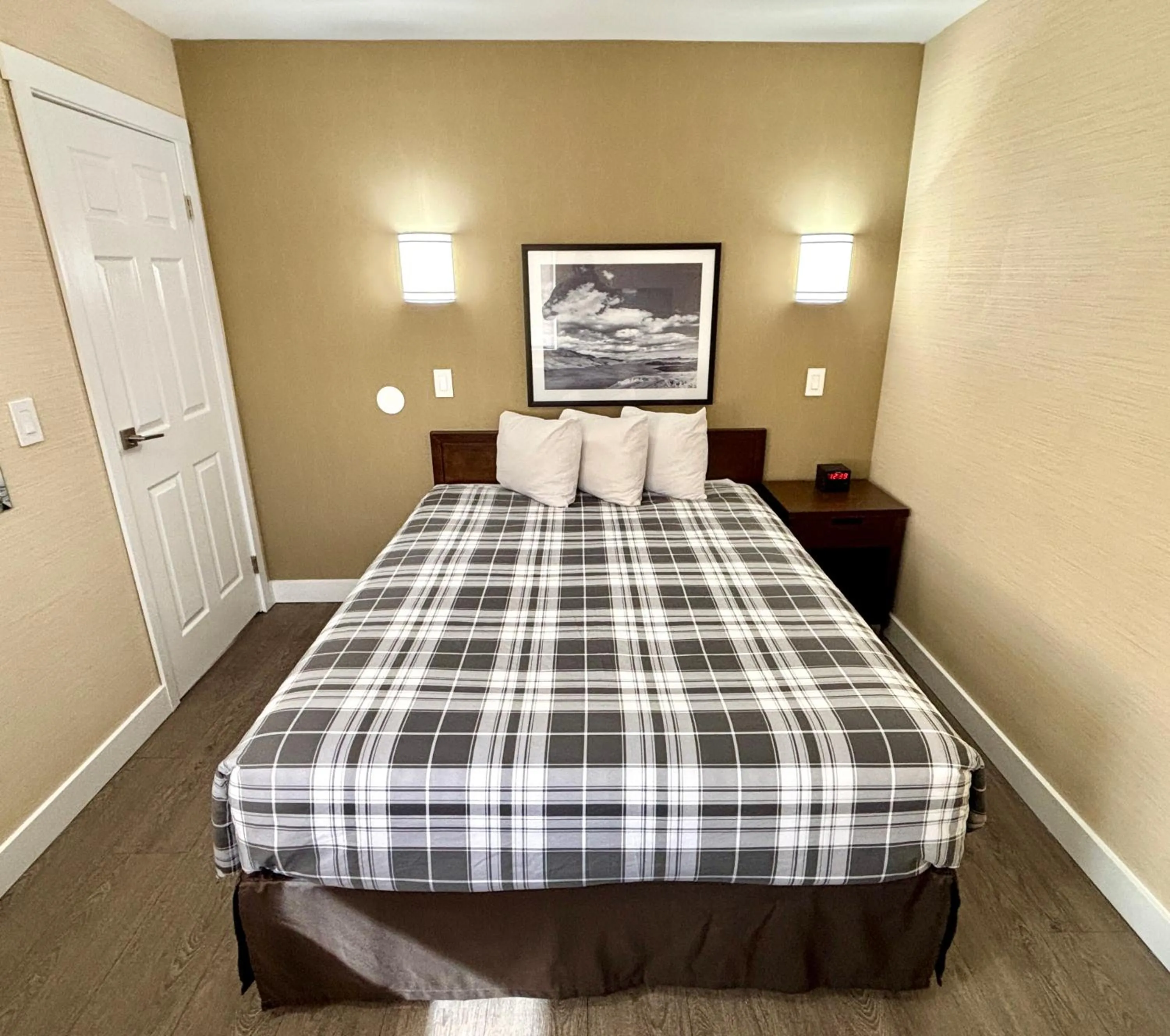 Bed in Rodeway Inn & Suites