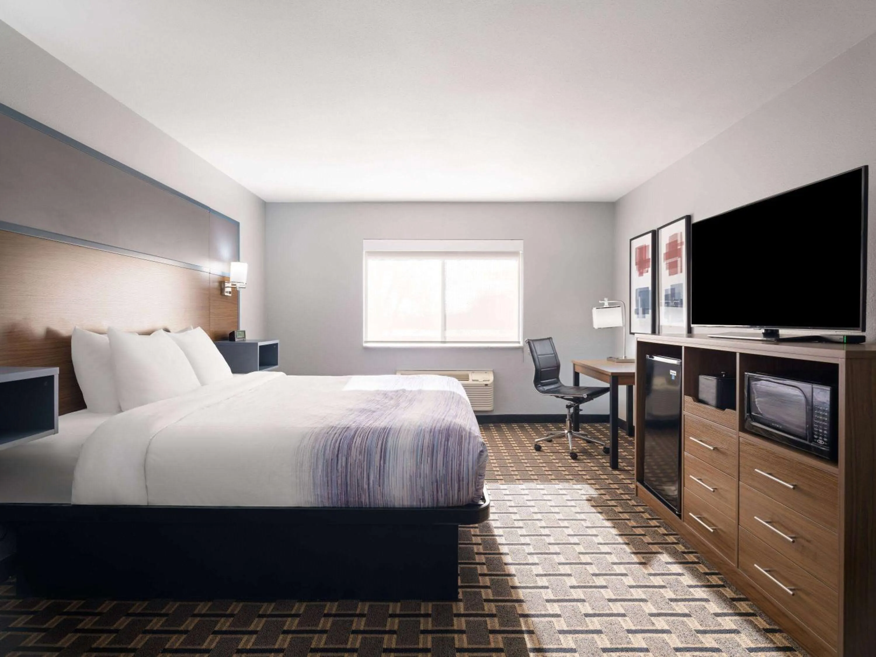 Photo of the whole room, Bed in AmericInn by Wyndham Woodstock IL