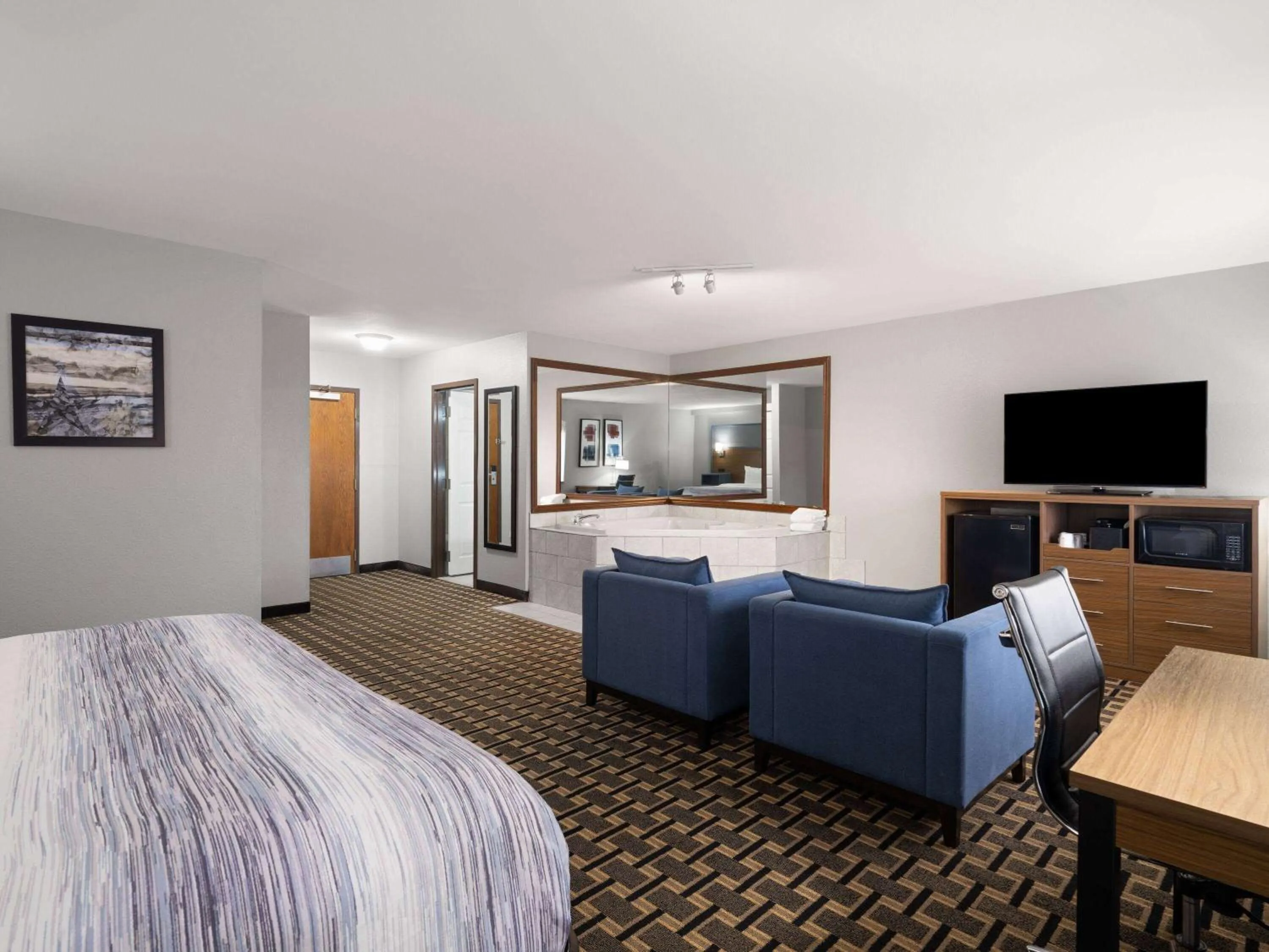 Bath, Bed in AmericInn by Wyndham Woodstock IL