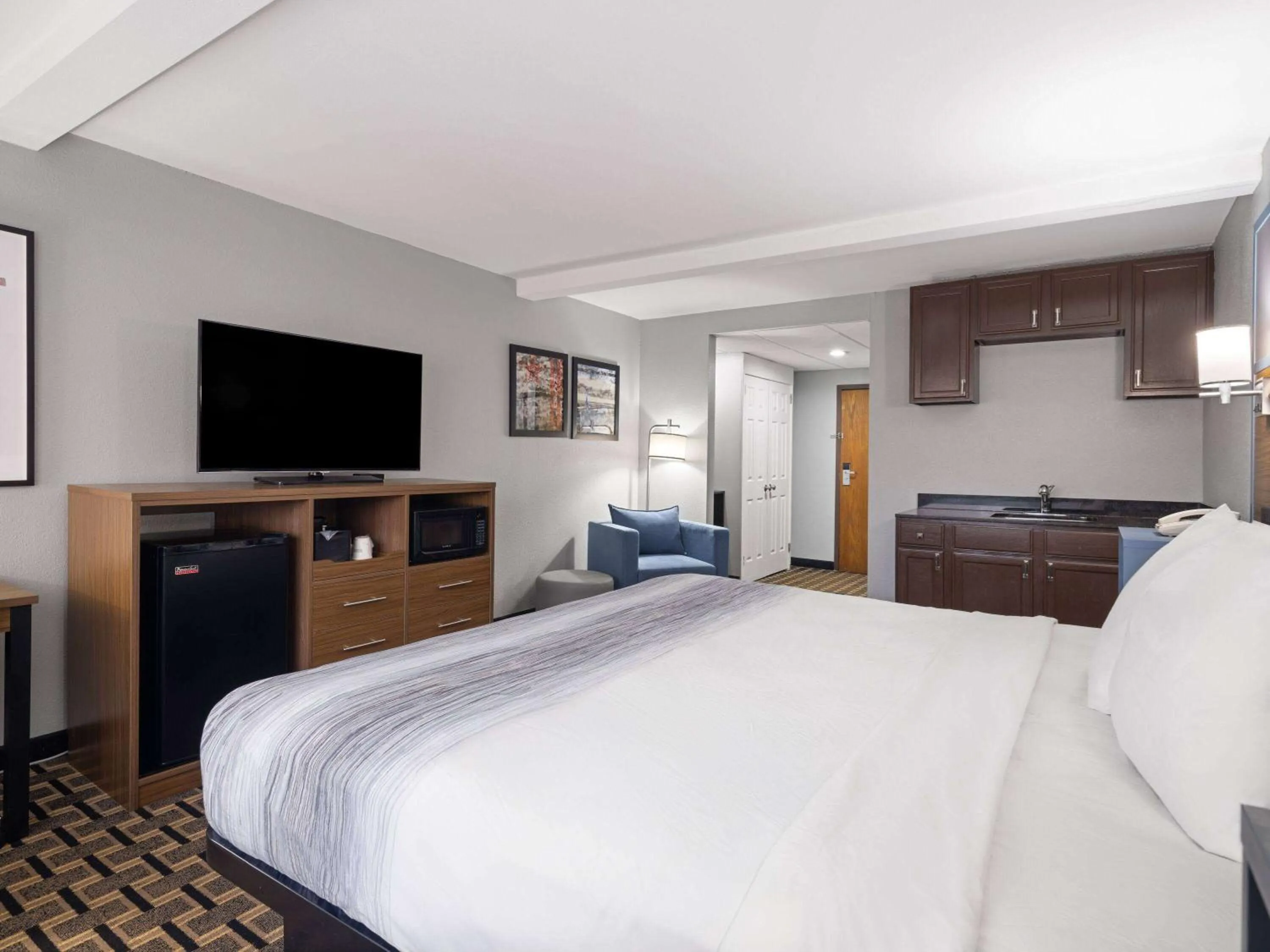 Photo of the whole room, Bed in AmericInn by Wyndham Woodstock IL