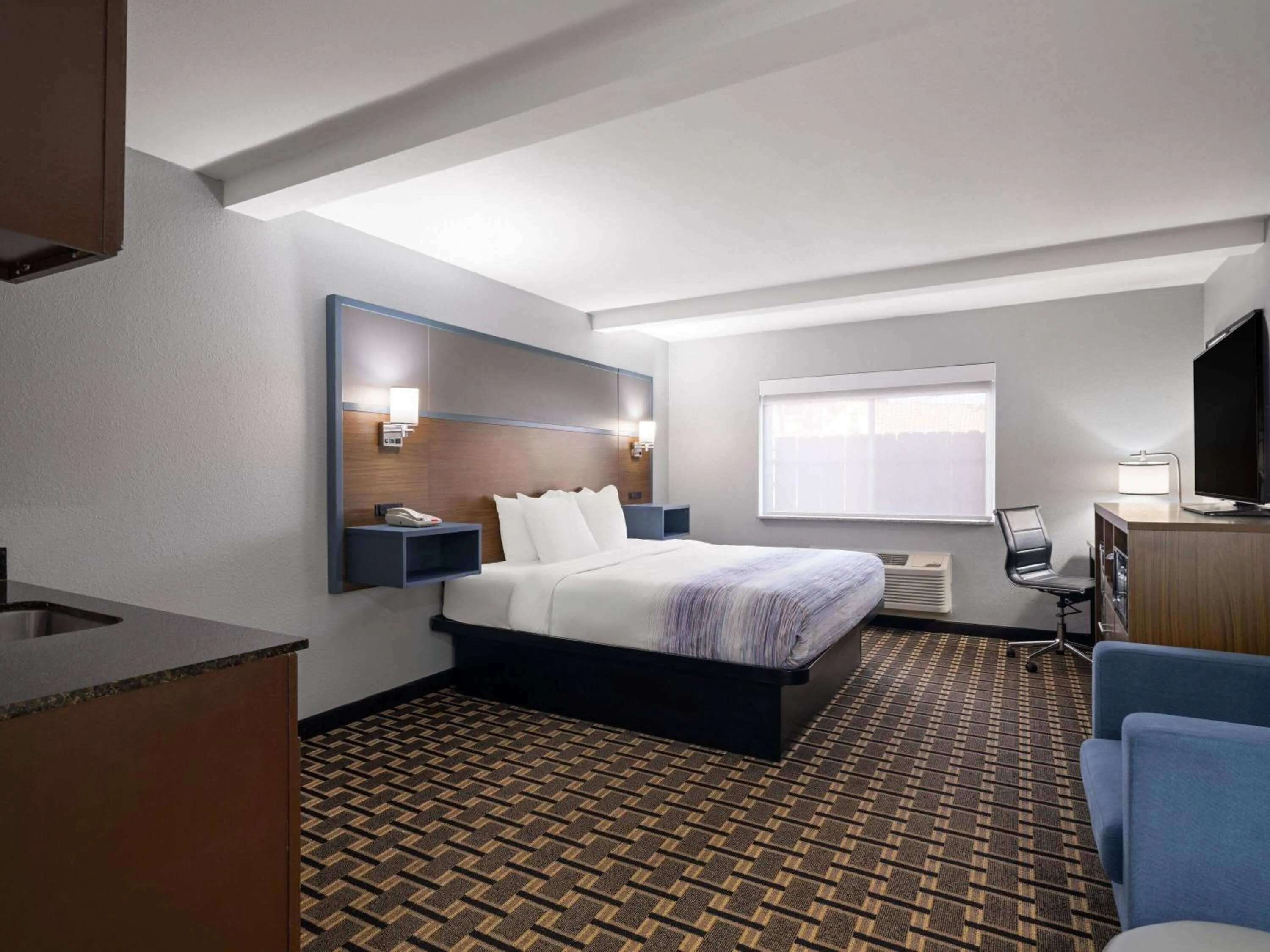 Photo of the whole room, Bed in AmericInn by Wyndham Woodstock IL