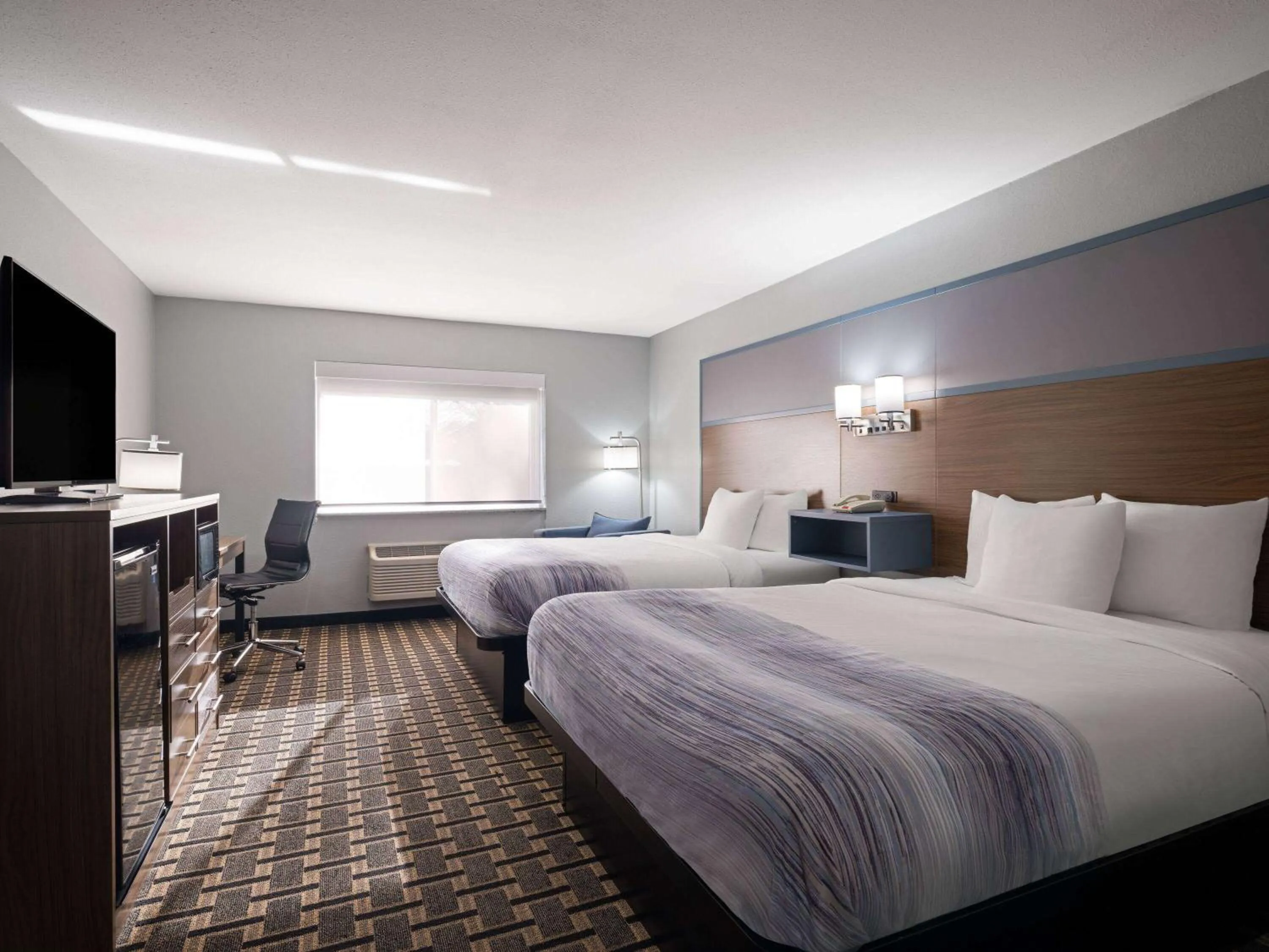 Photo of the whole room, Bed in AmericInn by Wyndham Woodstock IL