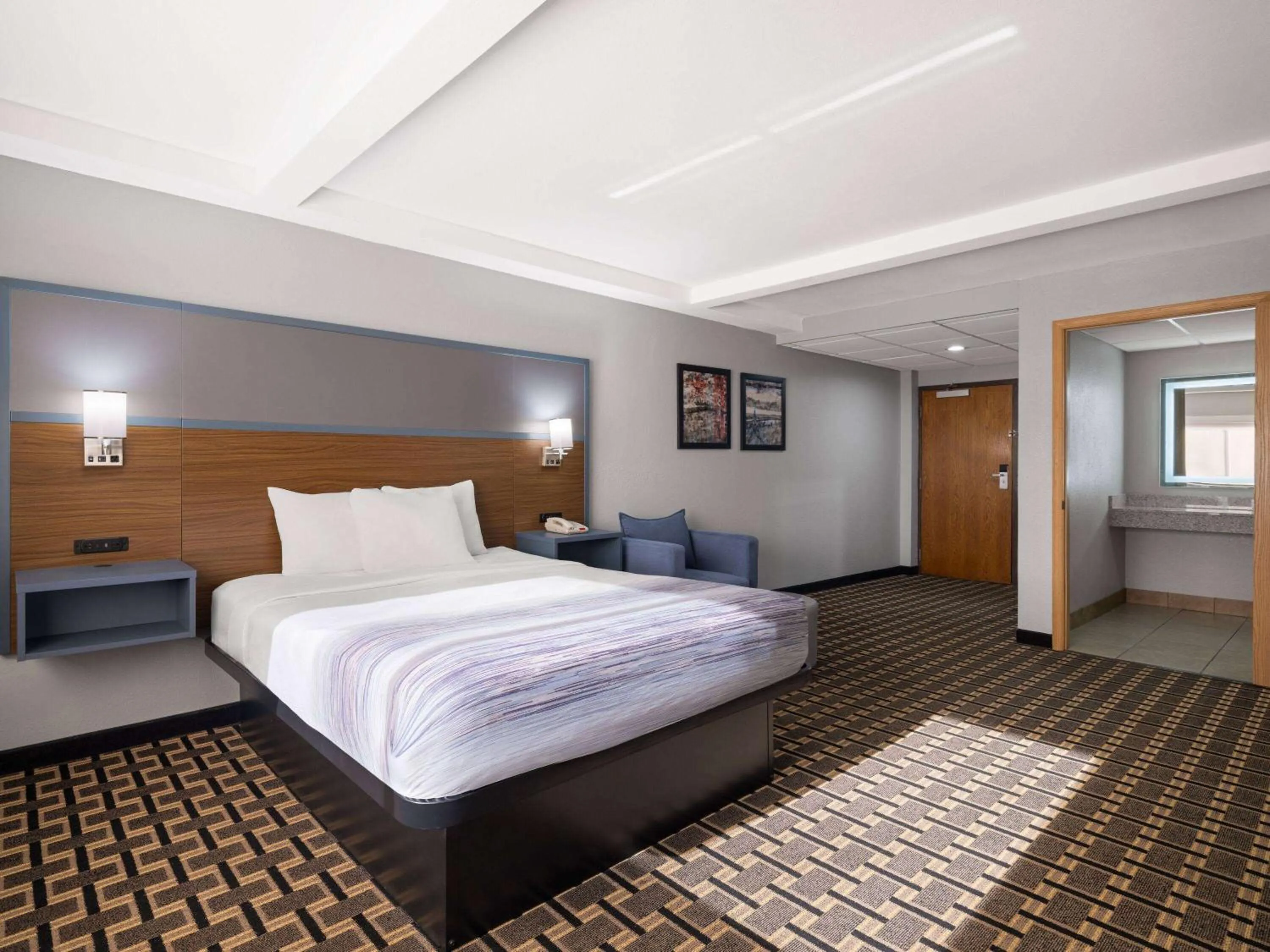 Photo of the whole room, Bed in AmericInn by Wyndham Woodstock IL