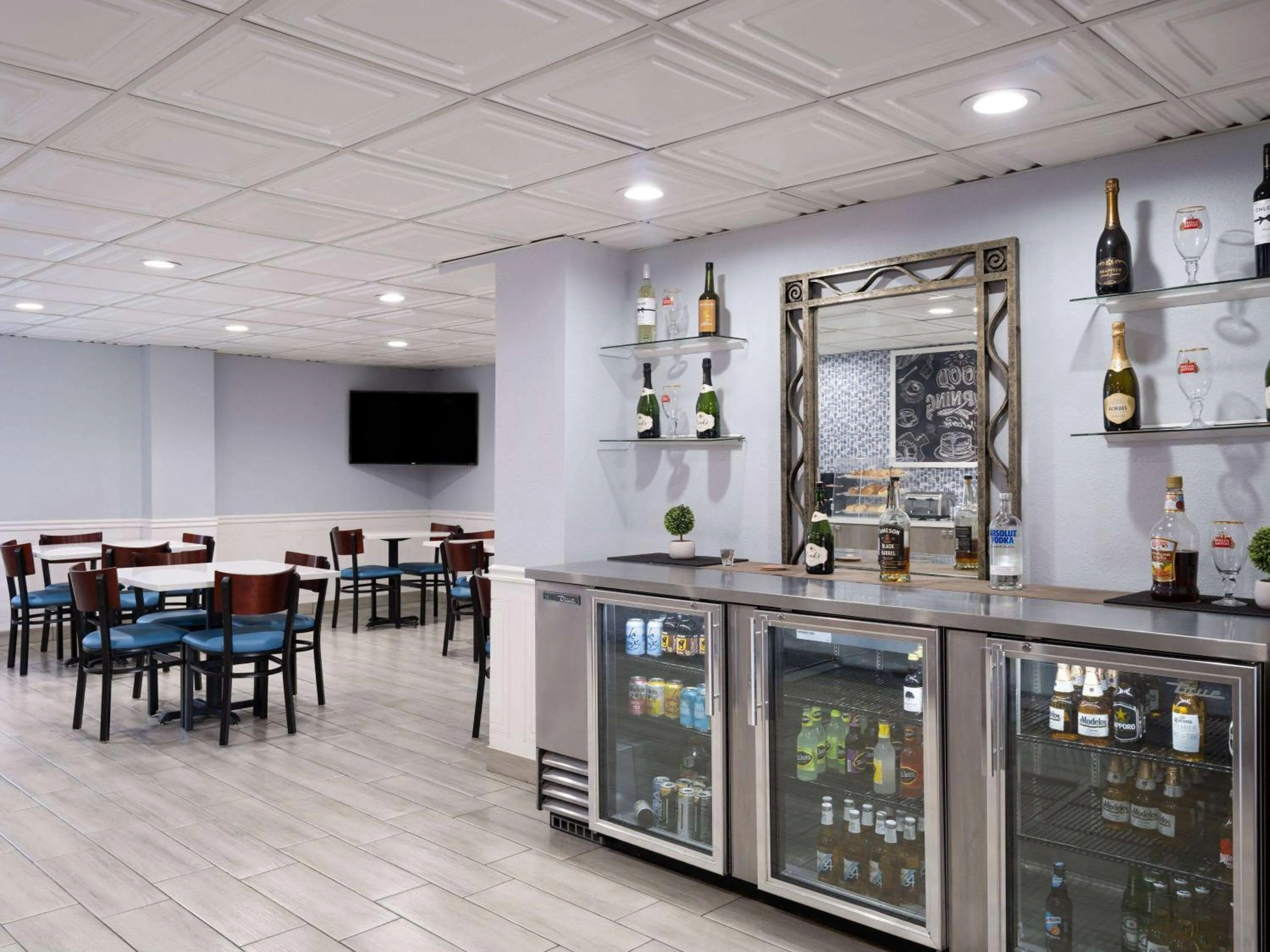 Lounge or bar in AmericInn by Wyndham Woodstock IL