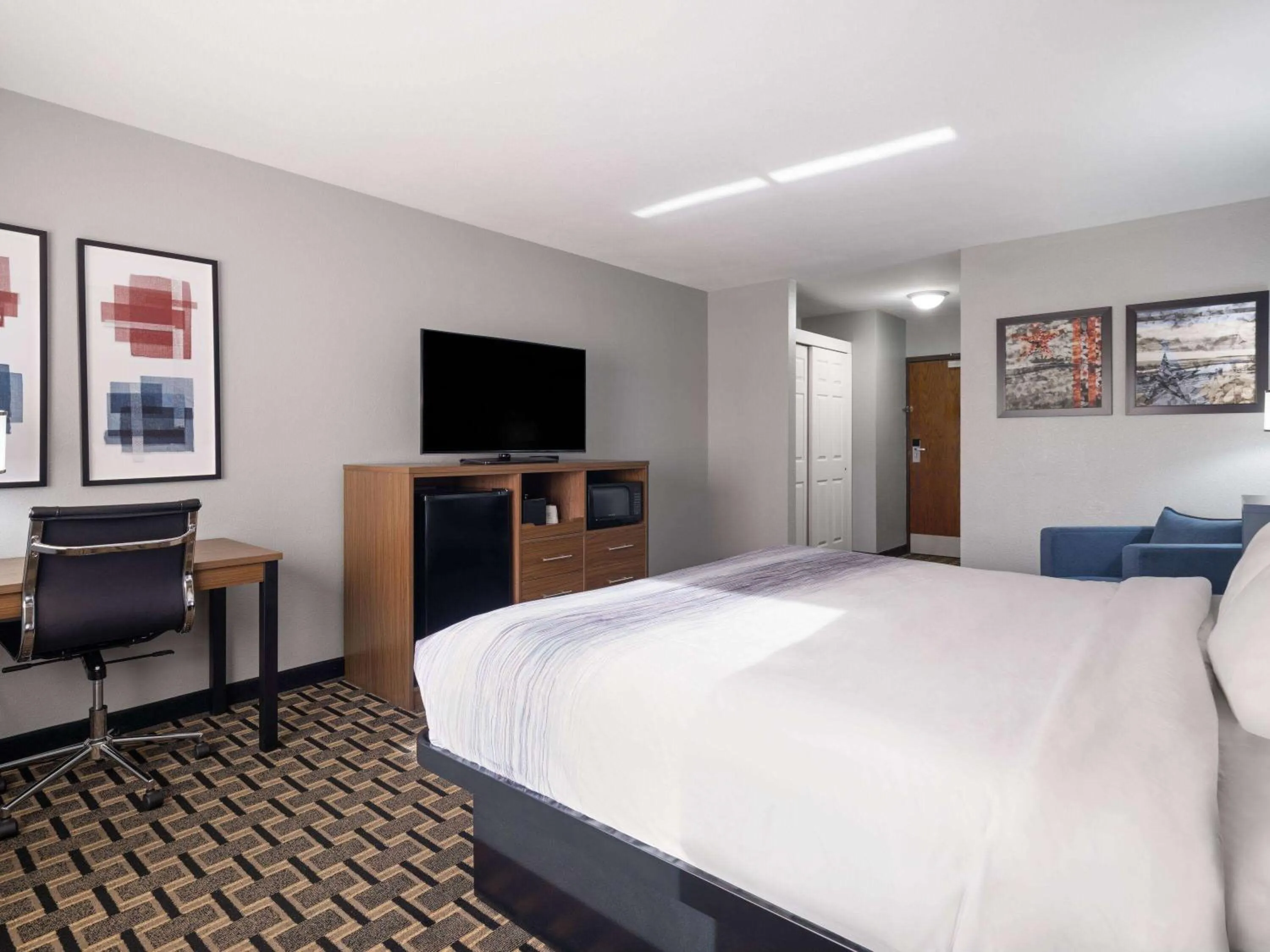 Photo of the whole room, Bed in AmericInn by Wyndham Woodstock IL