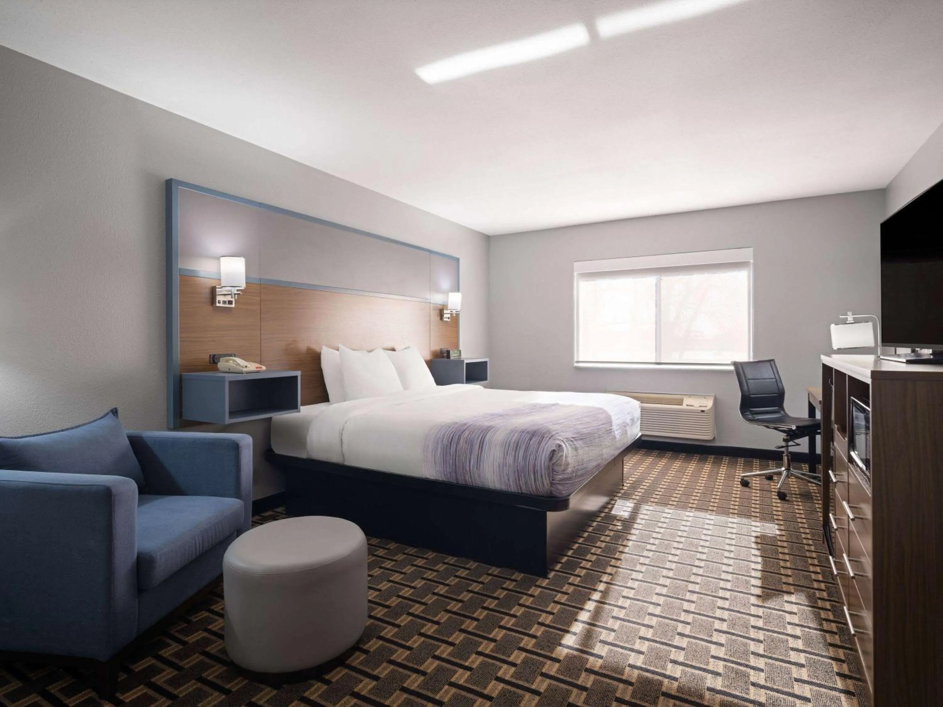 Photo of the whole room, Bed in AmericInn by Wyndham Woodstock IL