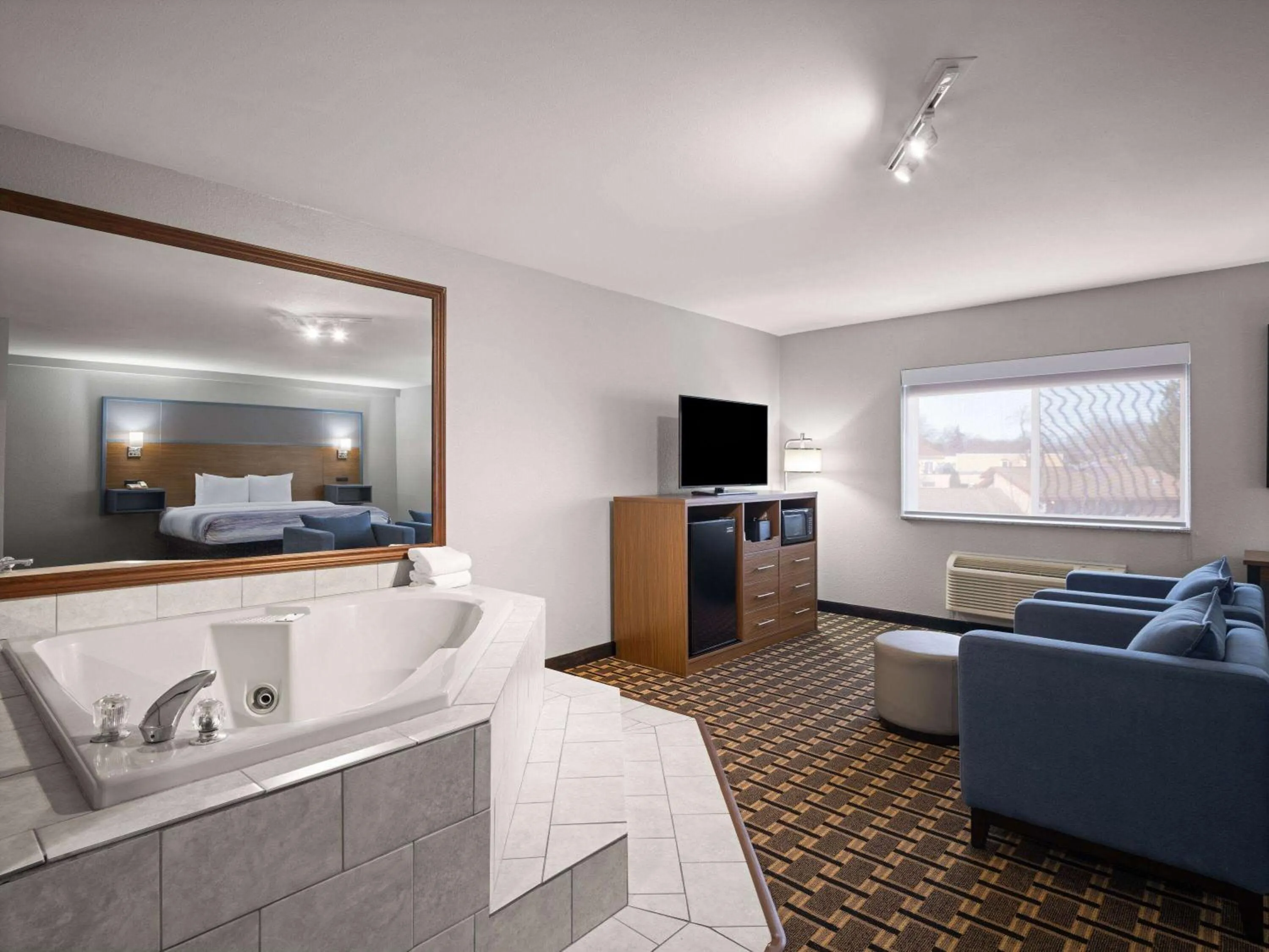 Bath, Bed in AmericInn by Wyndham Woodstock IL