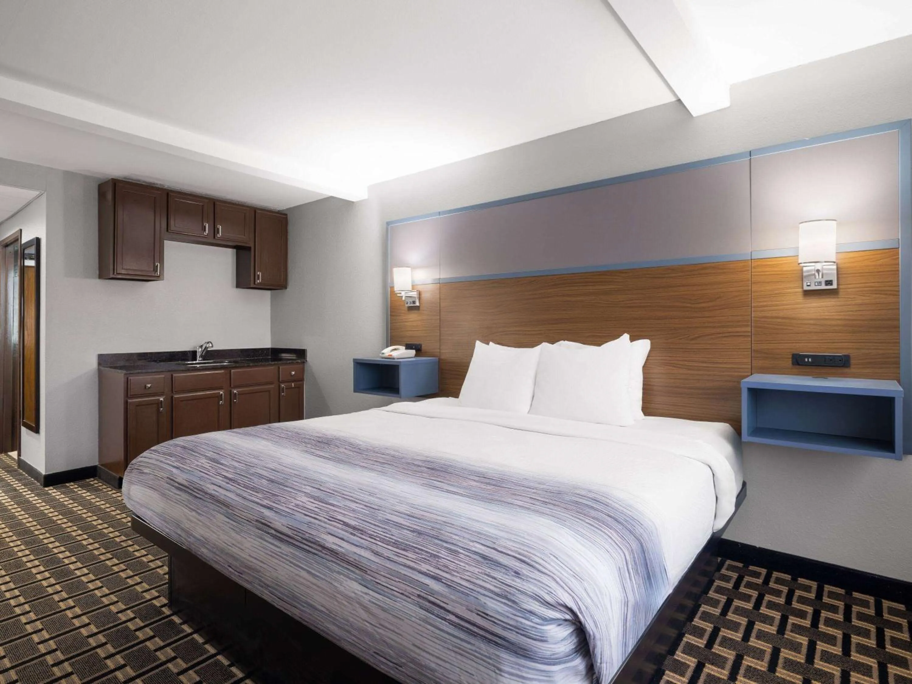 Photo of the whole room, Bed in AmericInn by Wyndham Woodstock IL