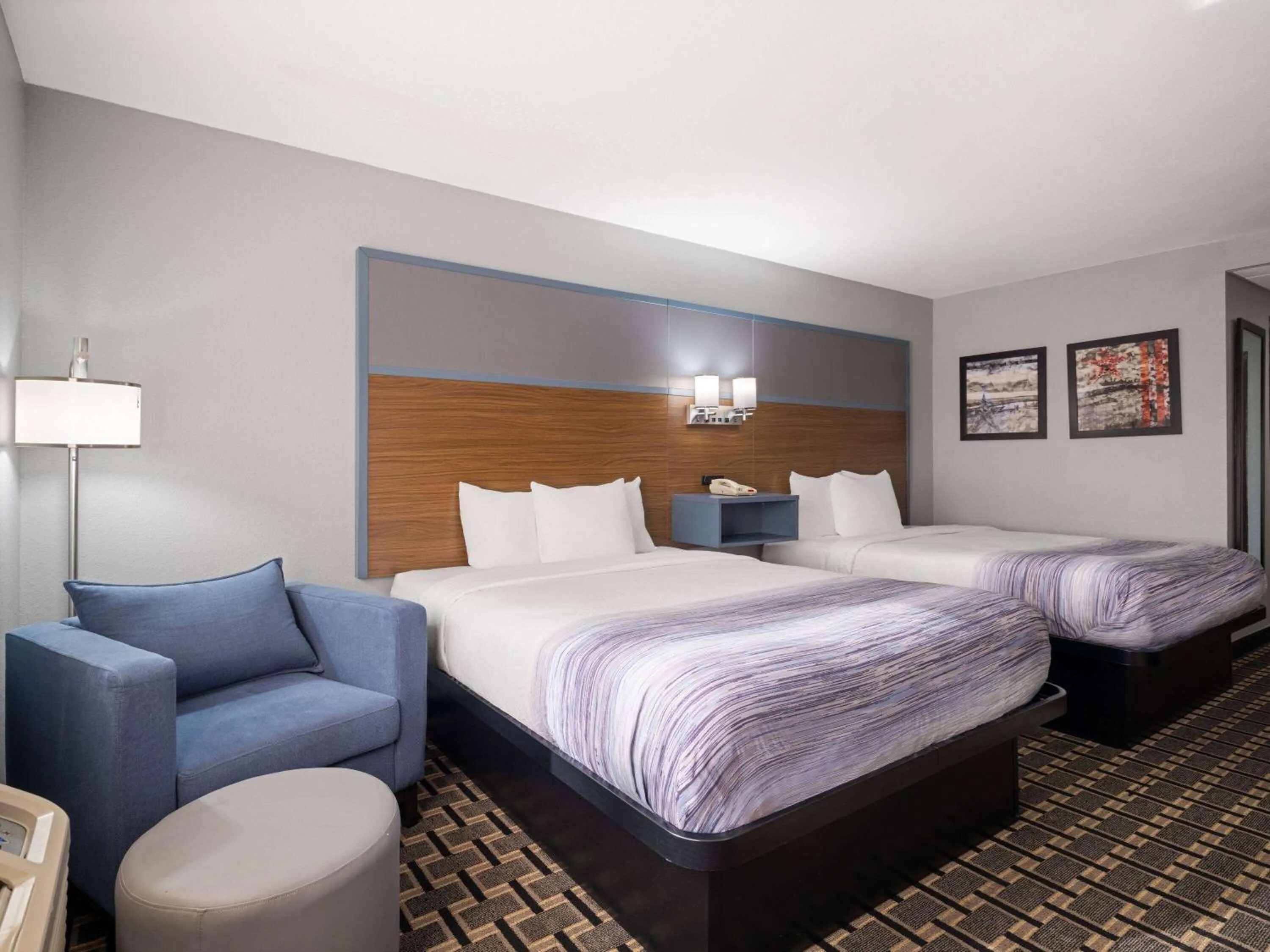 Photo of the whole room, Bed in AmericInn by Wyndham Woodstock IL