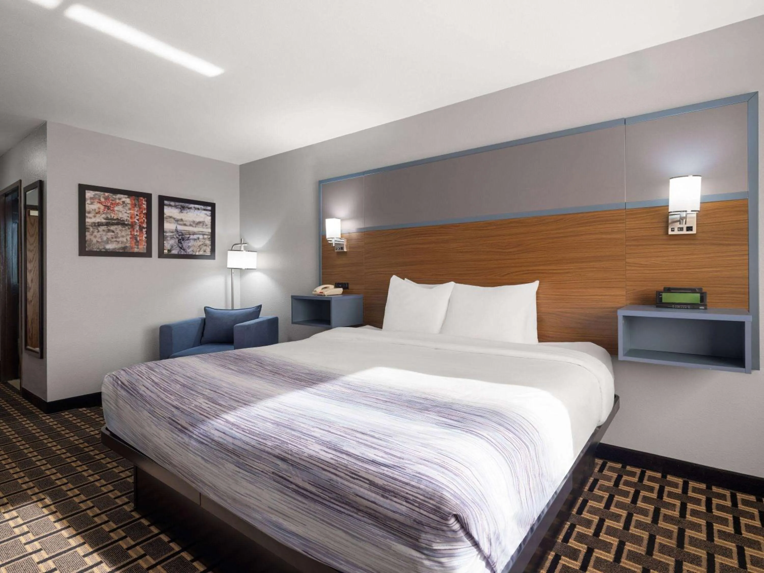 Photo of the whole room, Bed in AmericInn by Wyndham Woodstock IL