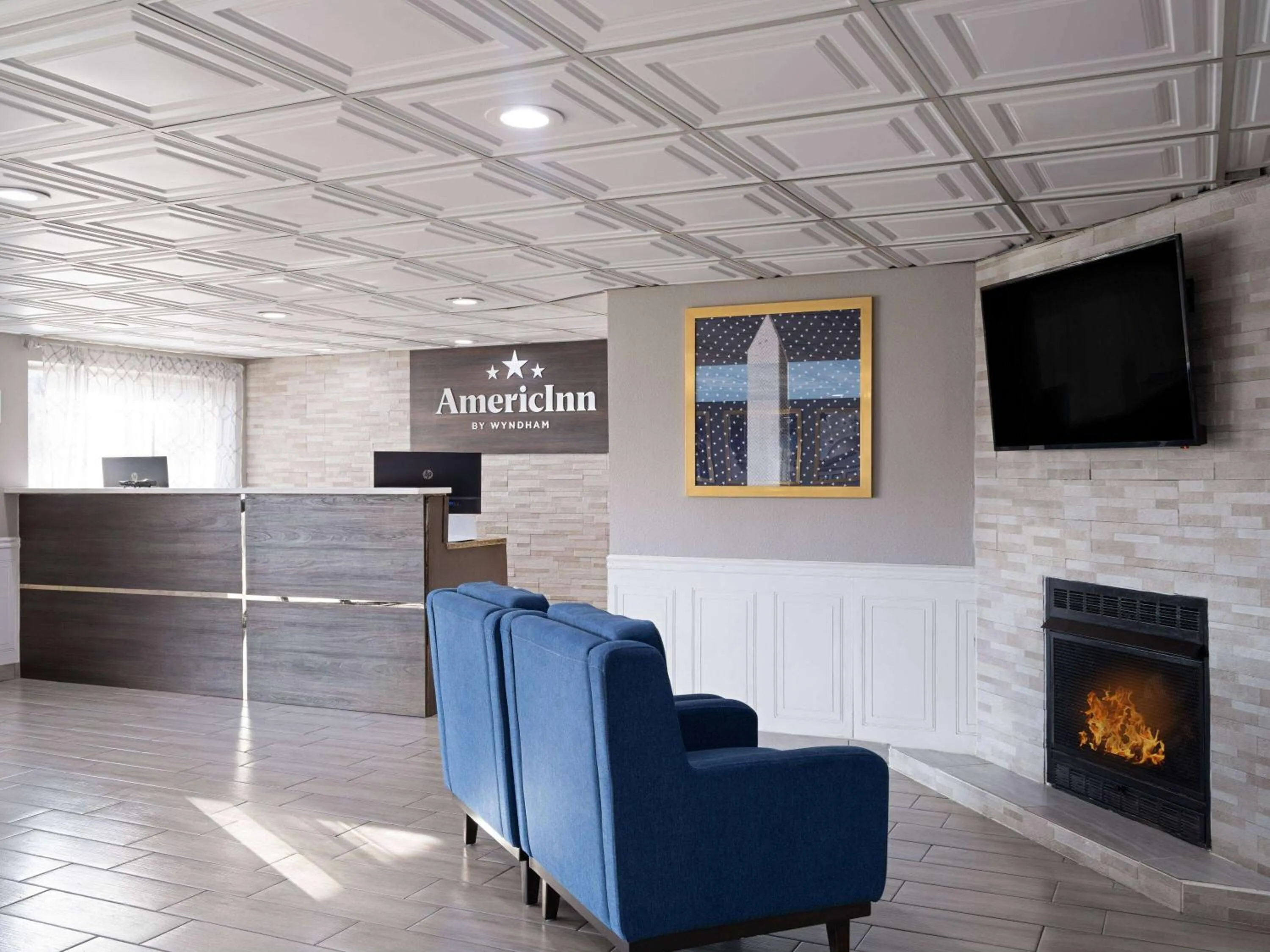 Lobby or reception in AmericInn by Wyndham Woodstock IL