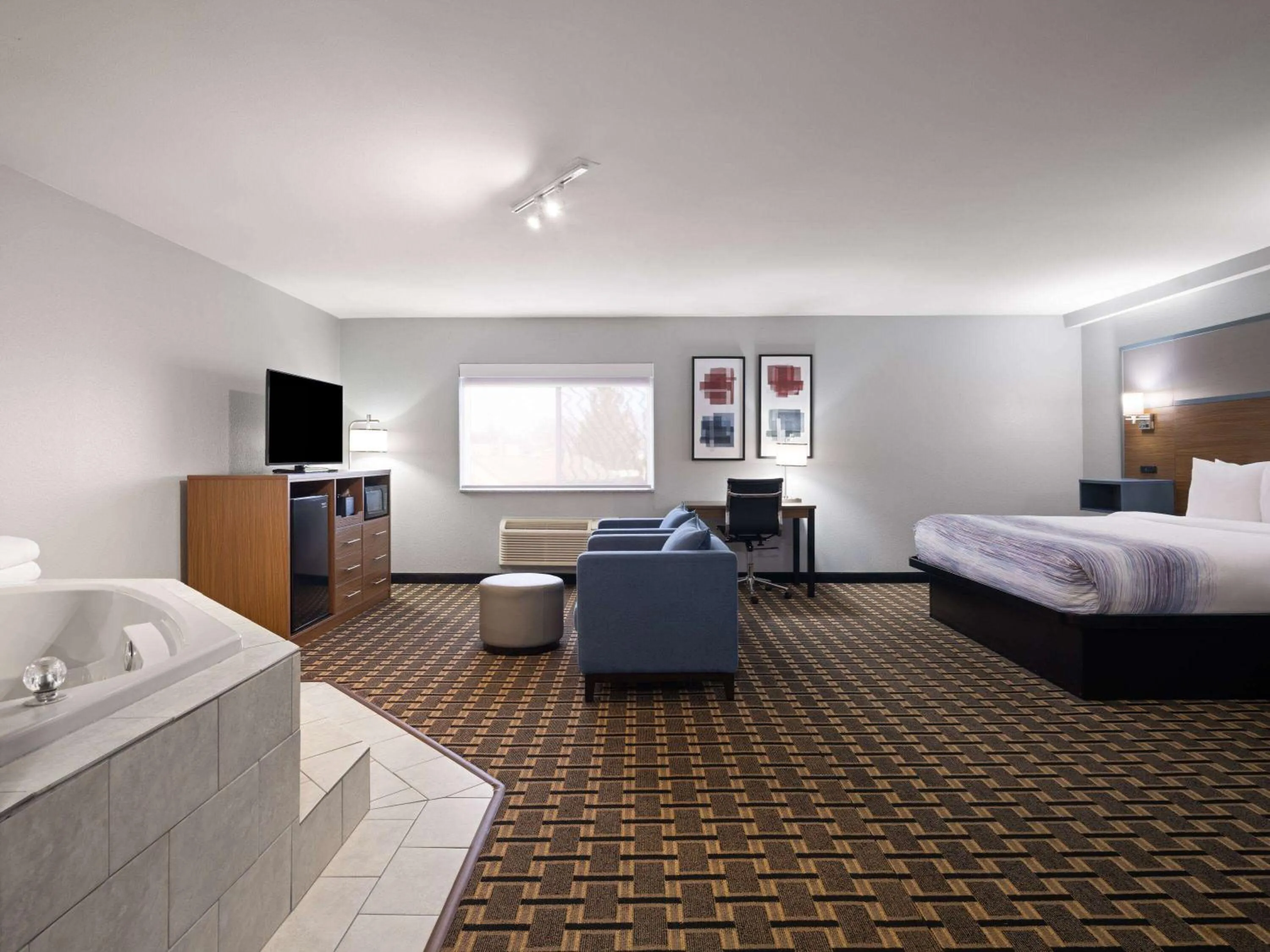 Bath, Bed in AmericInn by Wyndham Woodstock IL