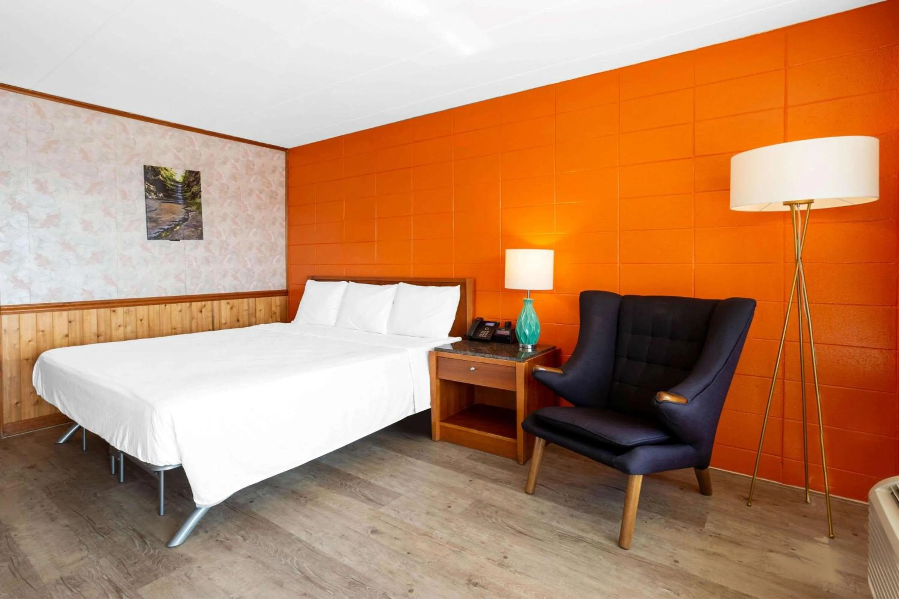 Photo of the whole room, Bed in Starved Rock Motor Inn