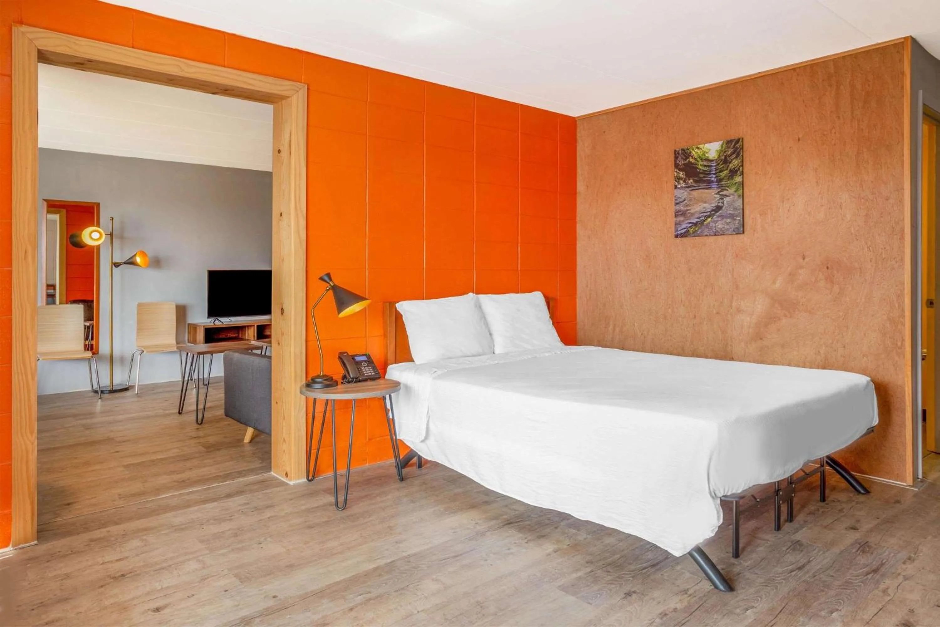 Photo of the whole room, Bed in Starved Rock Motor Inn