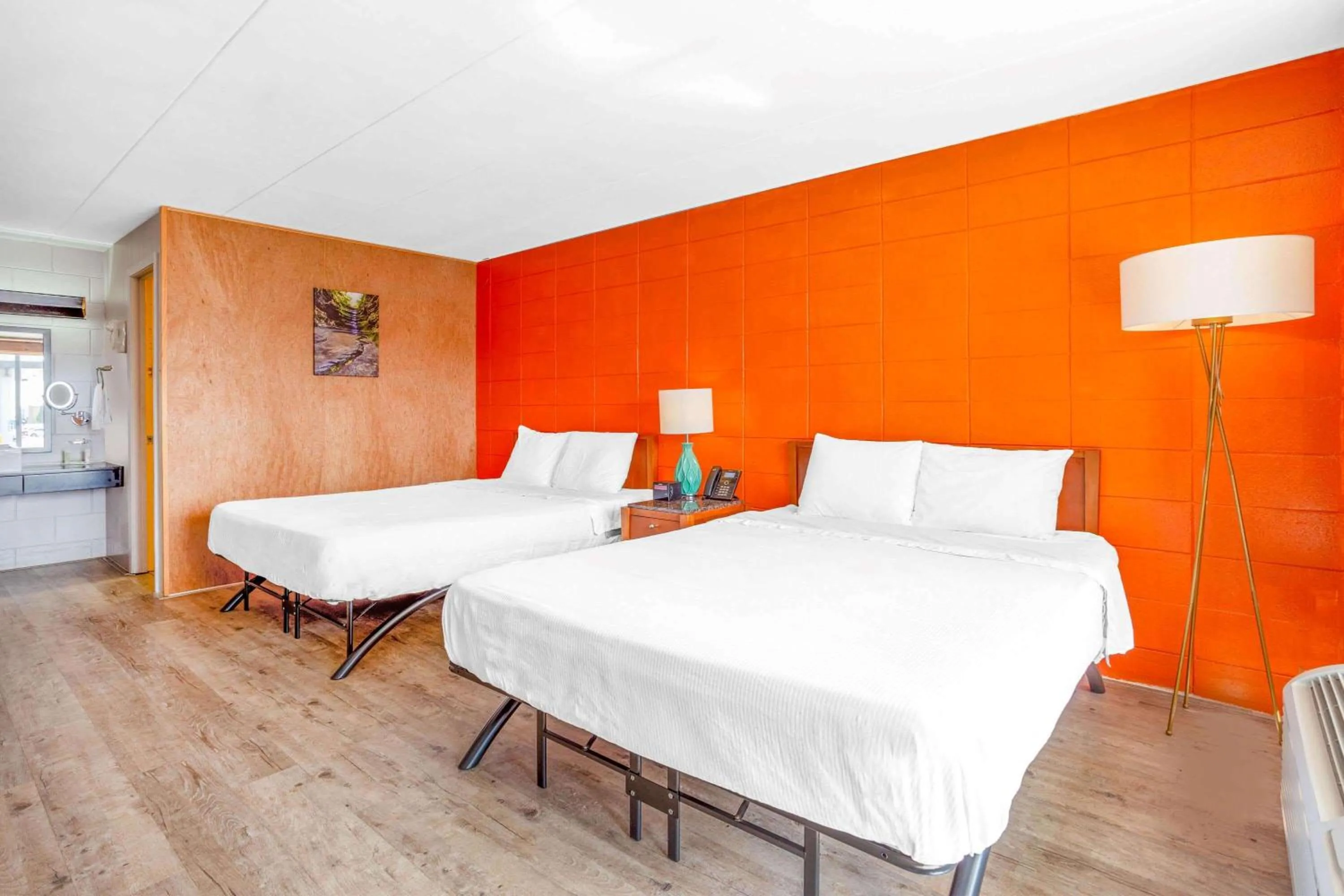 Photo of the whole room, Bed in Starved Rock Motor Inn