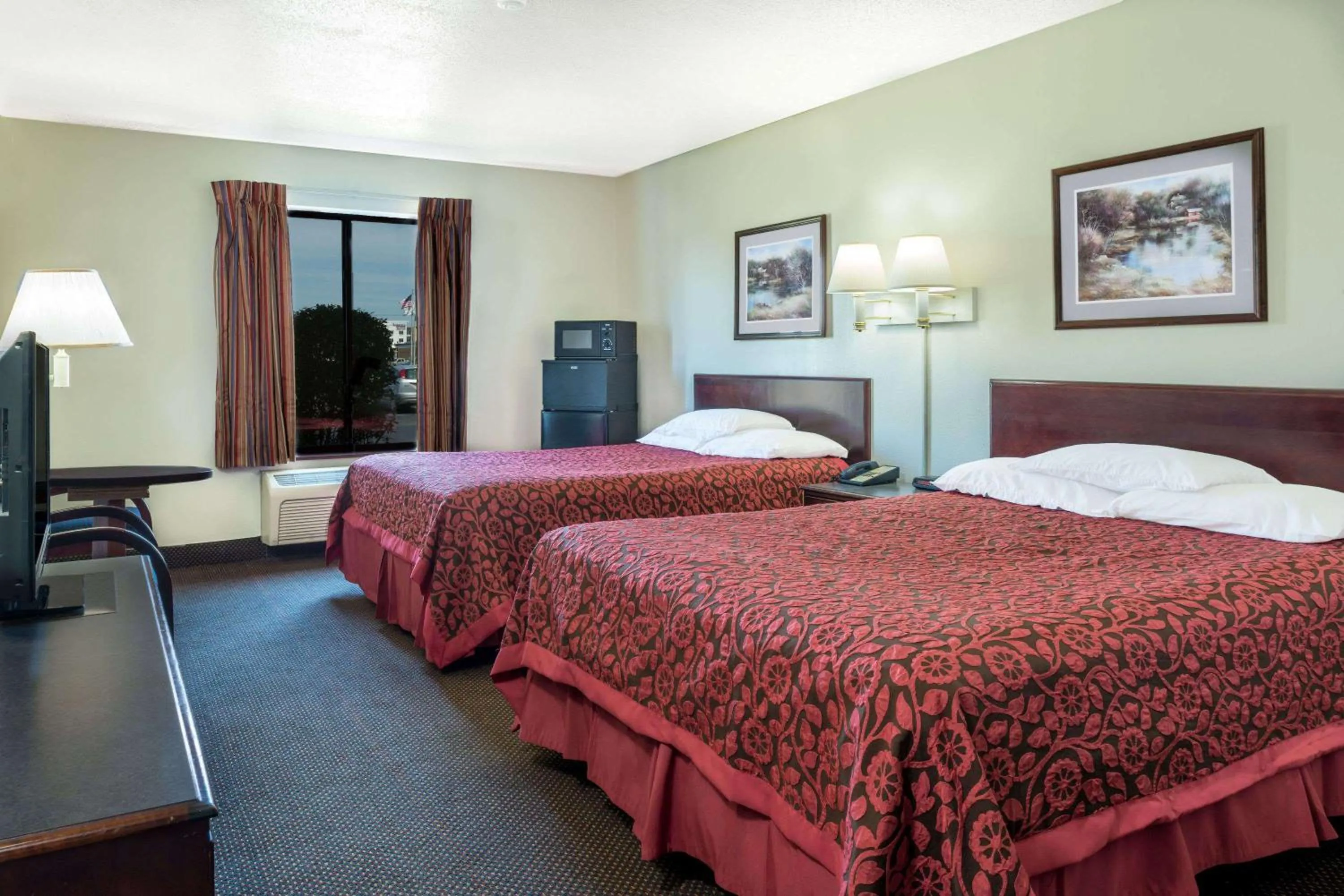 Photo of the whole room, Bed in Days Inn by Wyndham Pontoon Beach