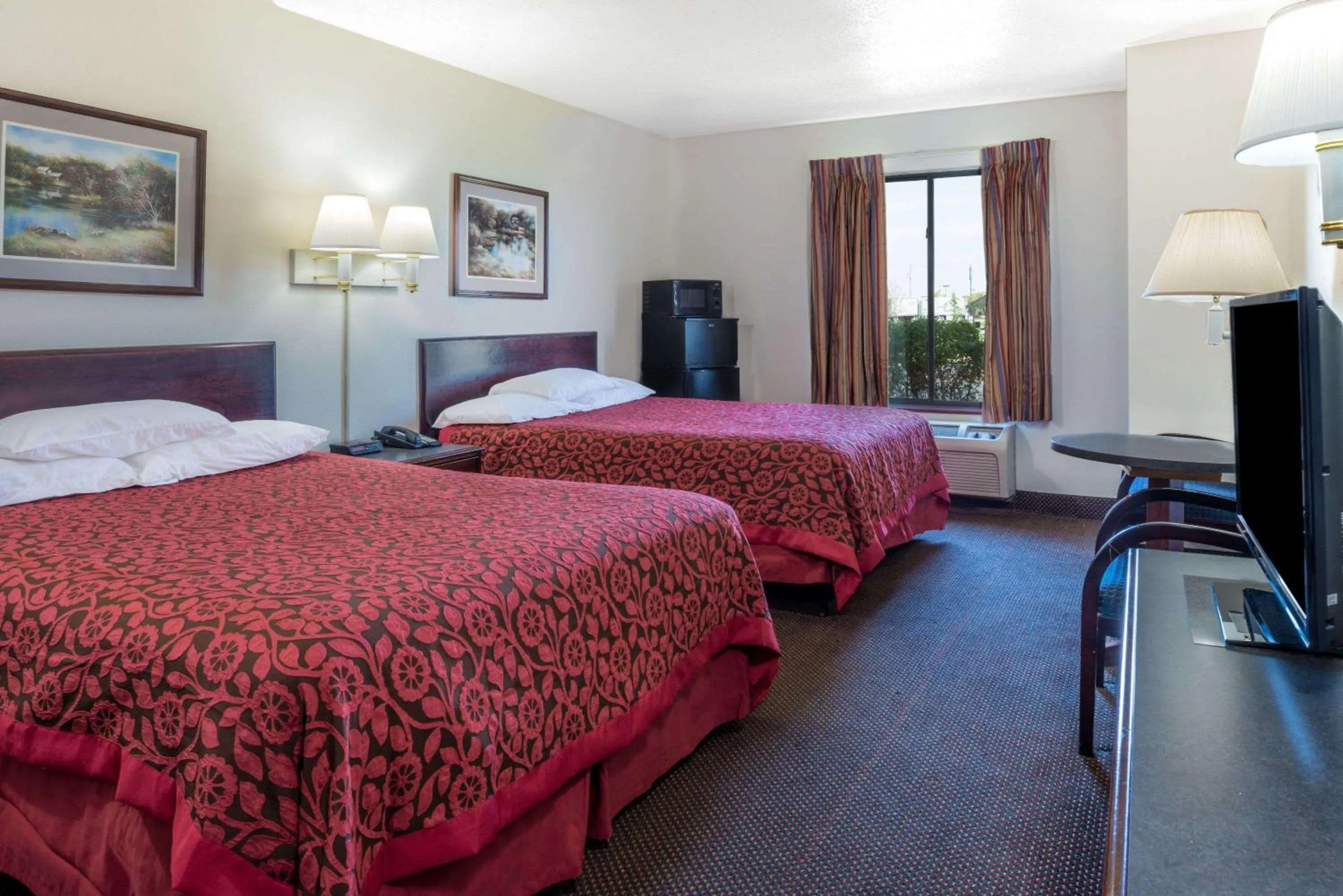 Photo of the whole room, Bed in Days Inn by Wyndham Pontoon Beach