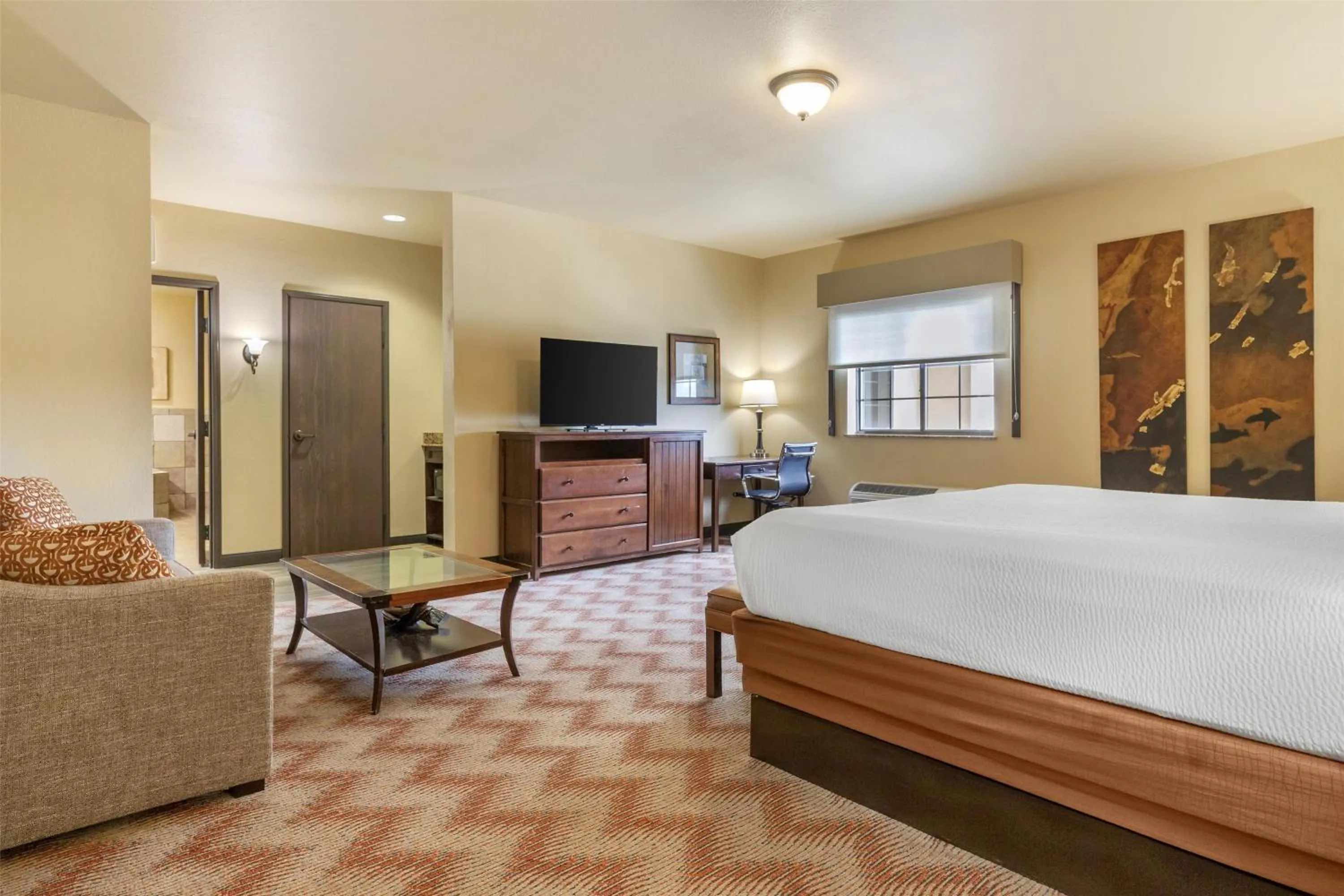 Bedroom, Bed in Best Western PLUS Cimarron Hotel & Suites
