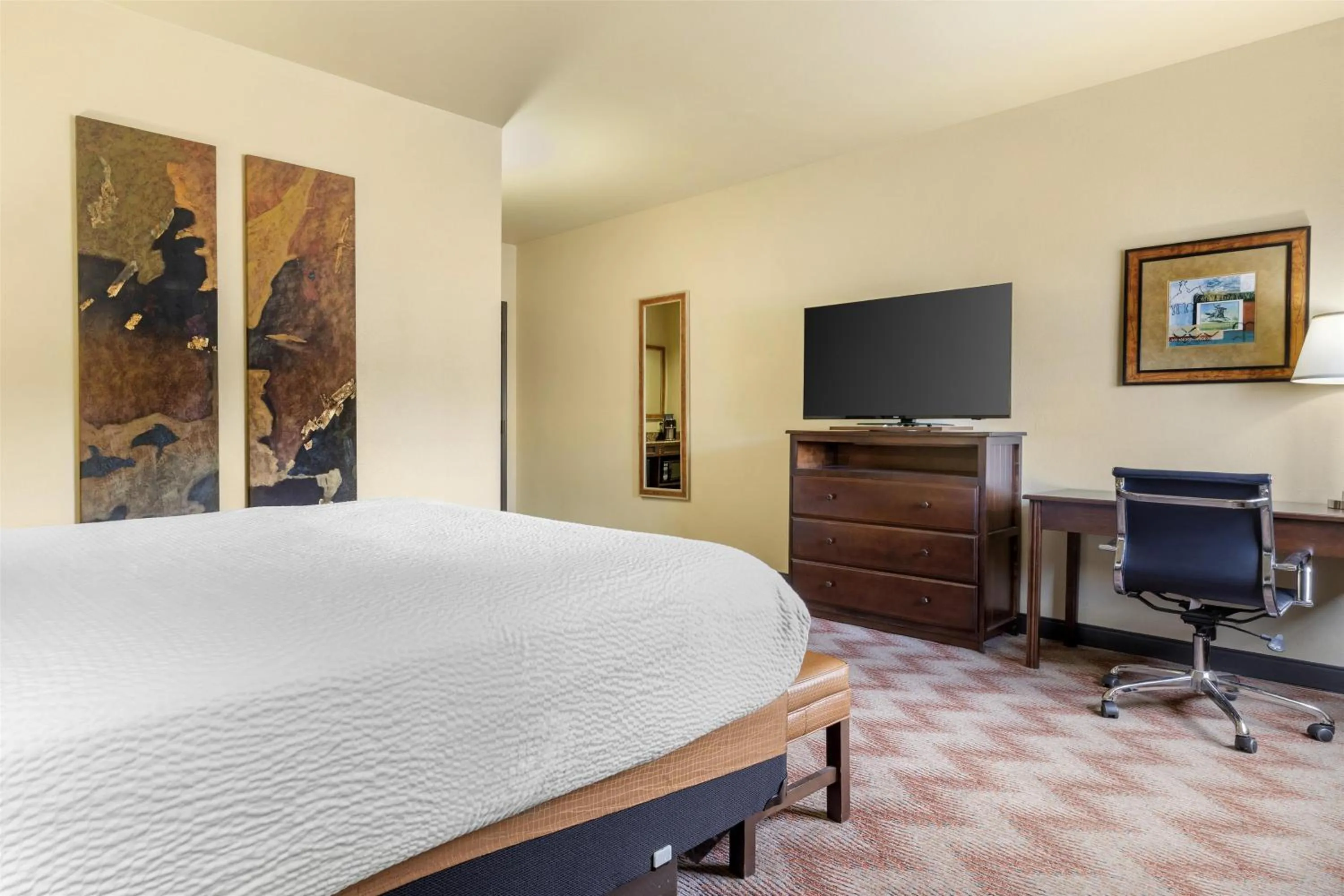 Bedroom in Best Western PLUS Cimarron Hotel & Suites