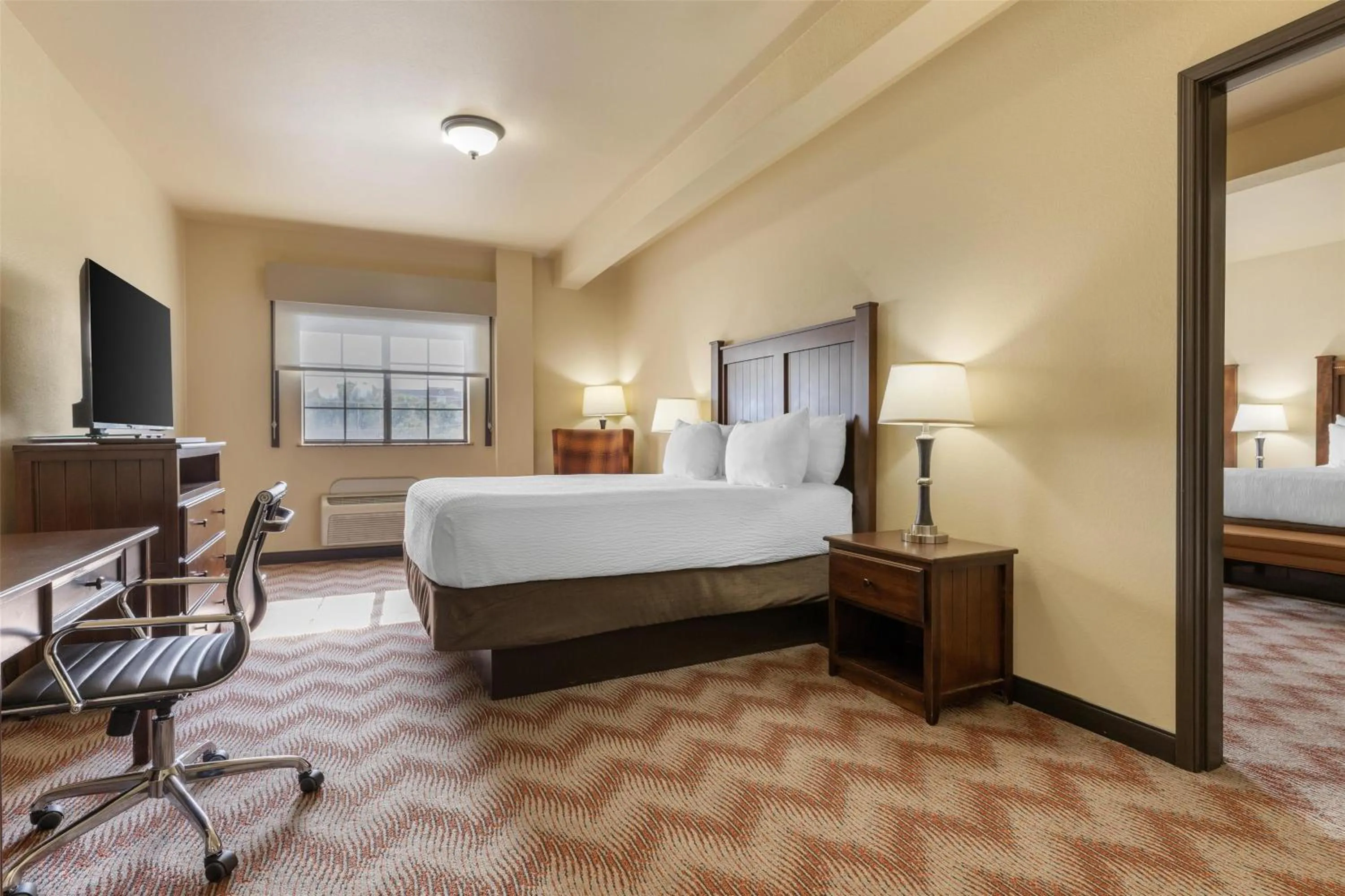 Bedroom, Bed in Best Western PLUS Cimarron Hotel & Suites