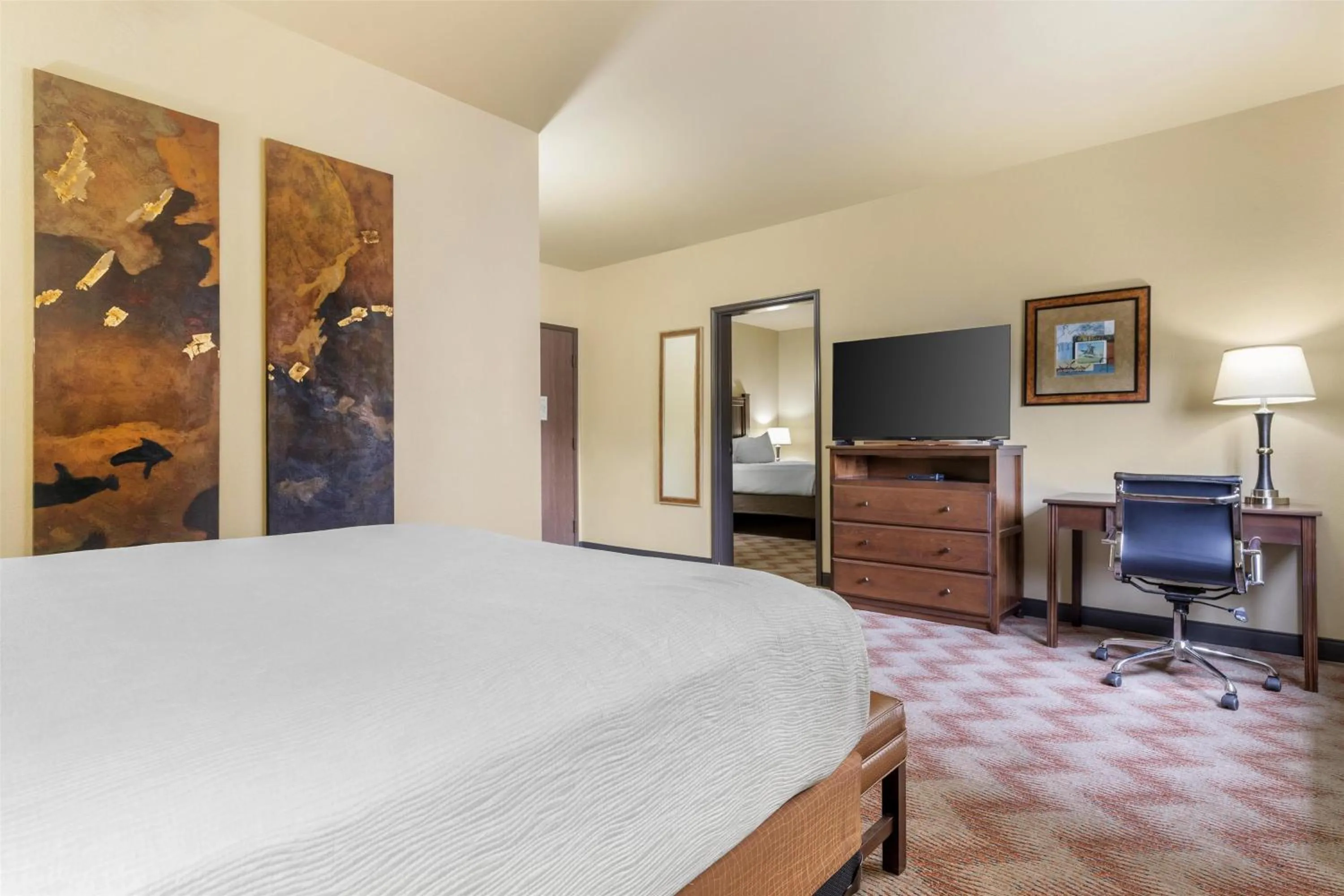Bedroom, Bed in Best Western PLUS Cimarron Hotel & Suites