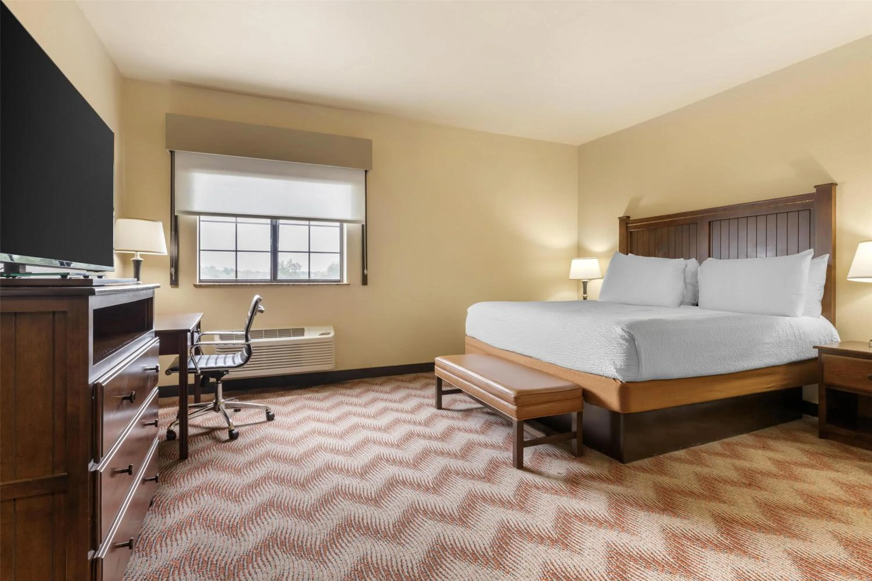 Bedroom, Bed in Best Western PLUS Cimarron Hotel & Suites