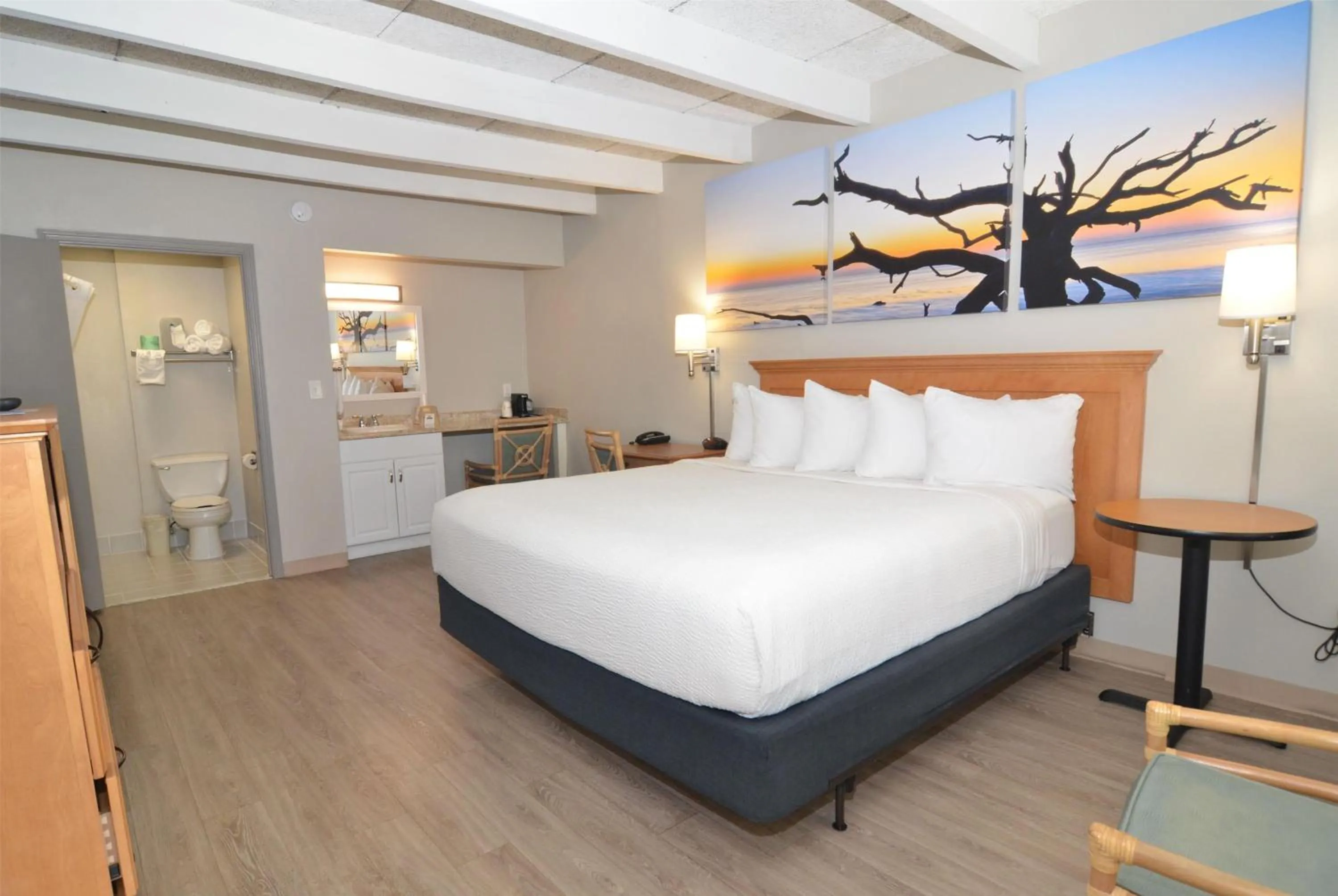 Photo of the whole room, Bed in Days Inn & Suites by Wyndham Jekyll Island