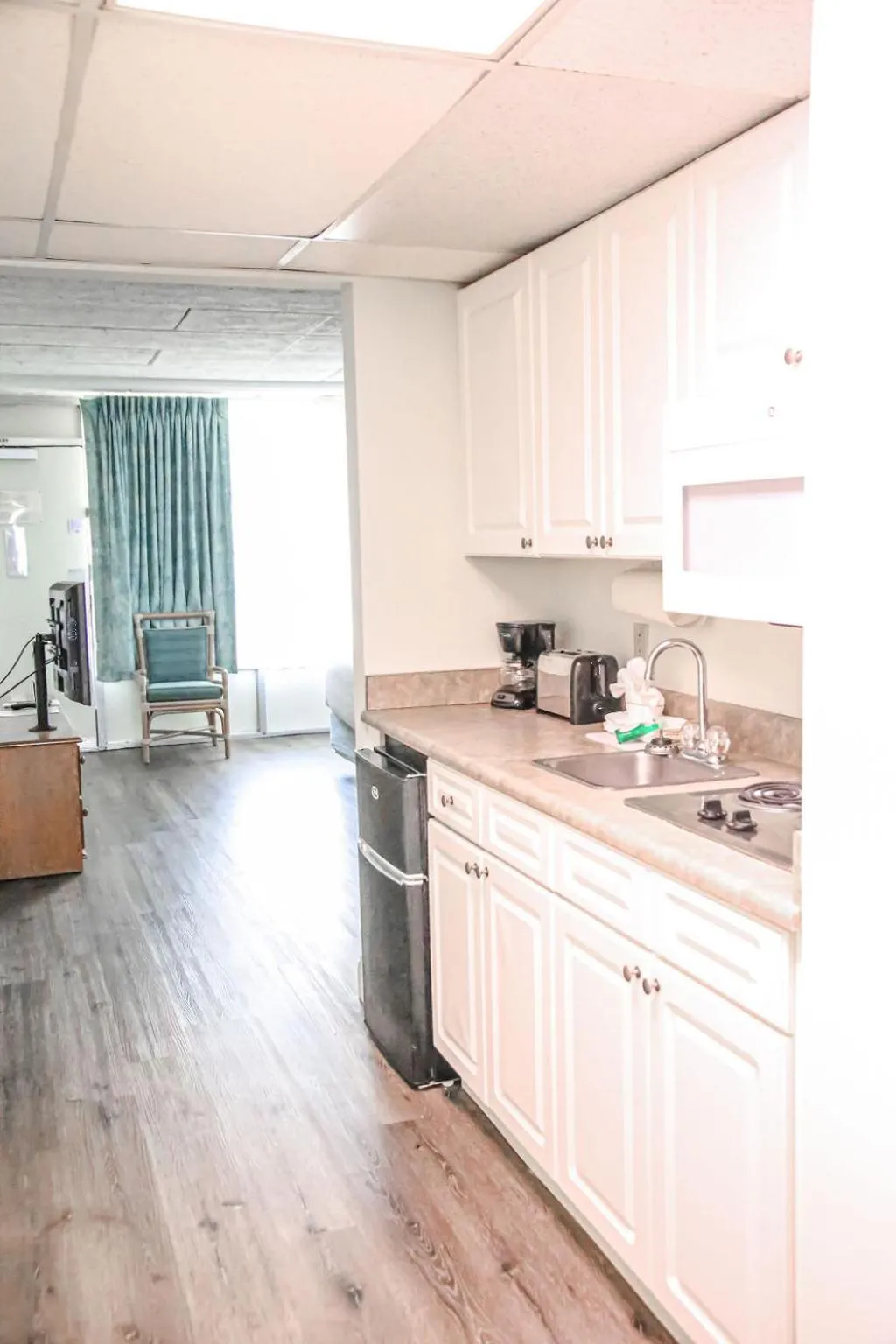 Kitchen or kitchenette in Days Inn & Suites by Wyndham Jekyll Island