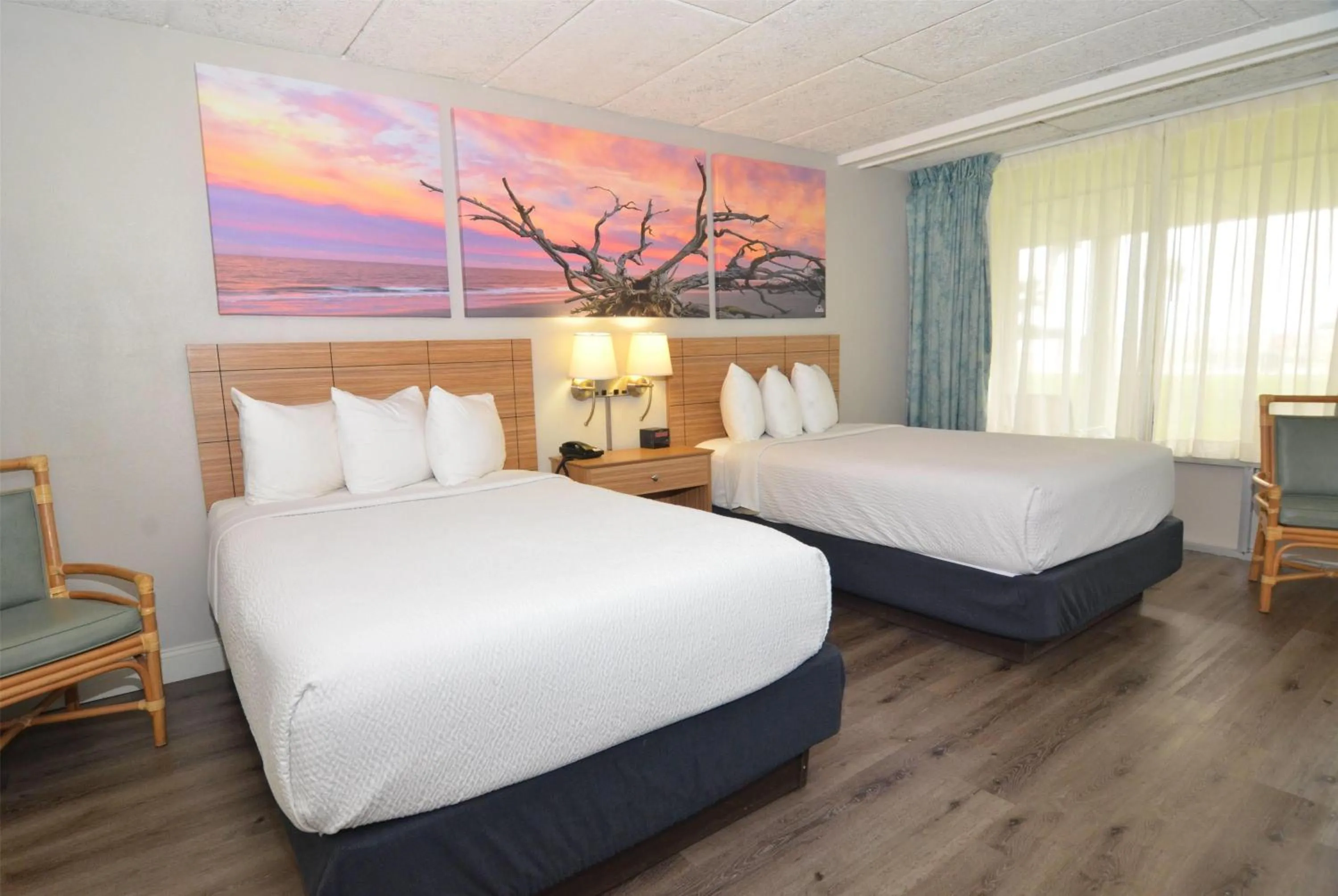 Photo of the whole room, Bed in Days Inn & Suites by Wyndham Jekyll Island