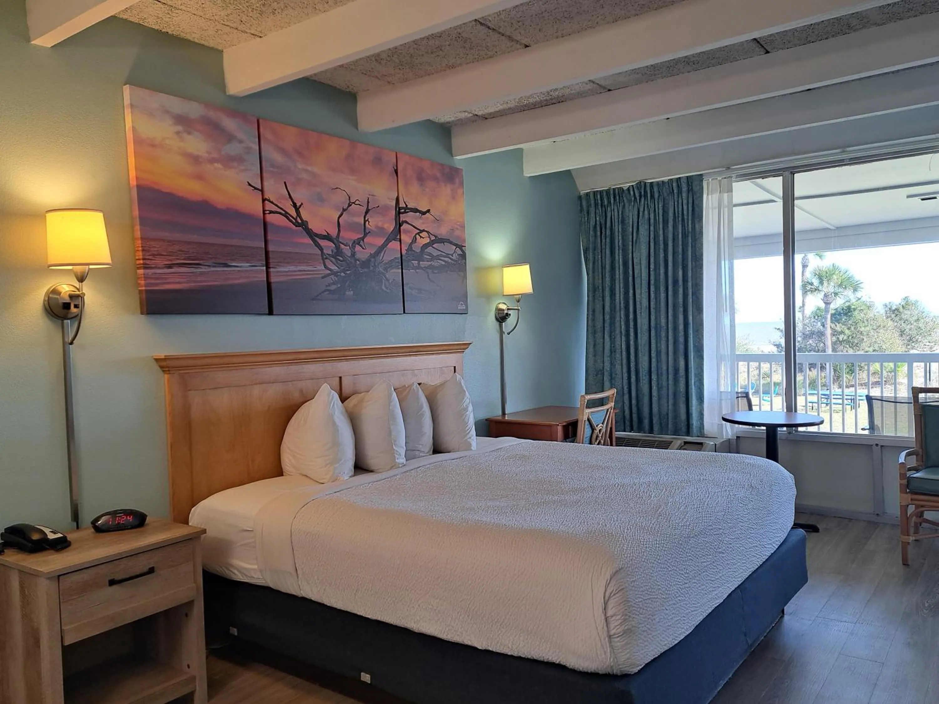 Bed in Days Inn & Suites by Wyndham Jekyll Island