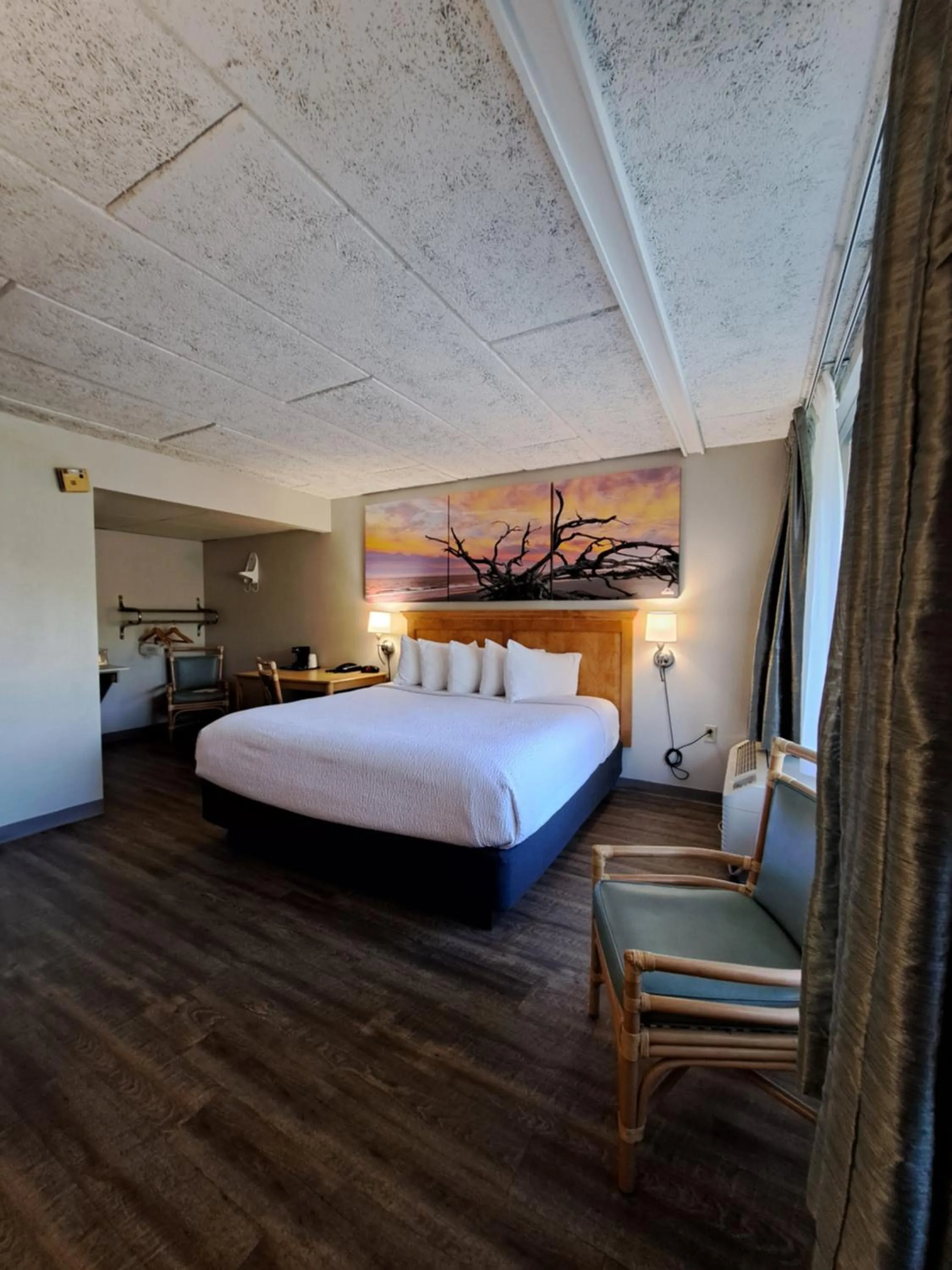 Photo of the whole room, Bed in Days Inn & Suites by Wyndham Jekyll Island