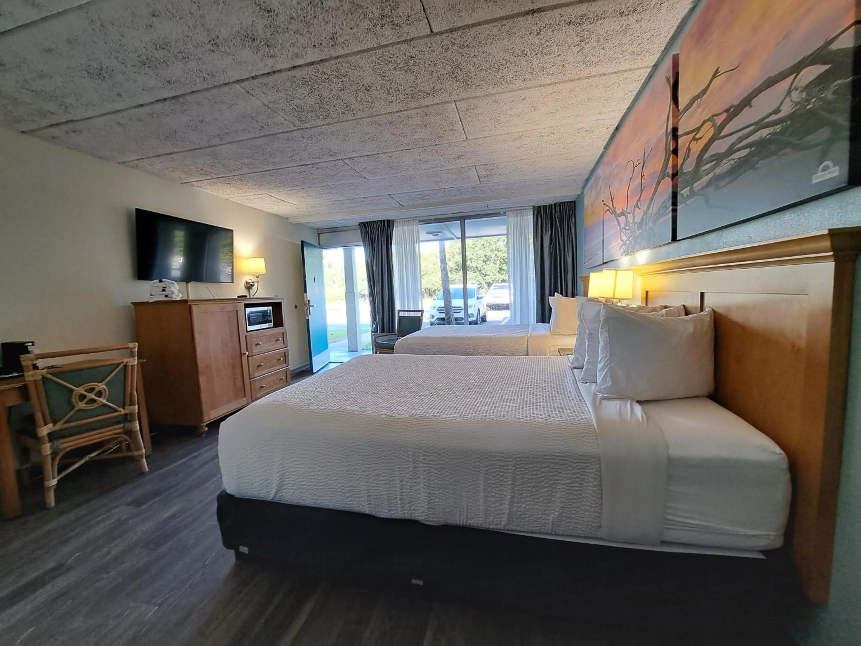 Photo of the whole room, Bed in Days Inn & Suites by Wyndham Jekyll Island