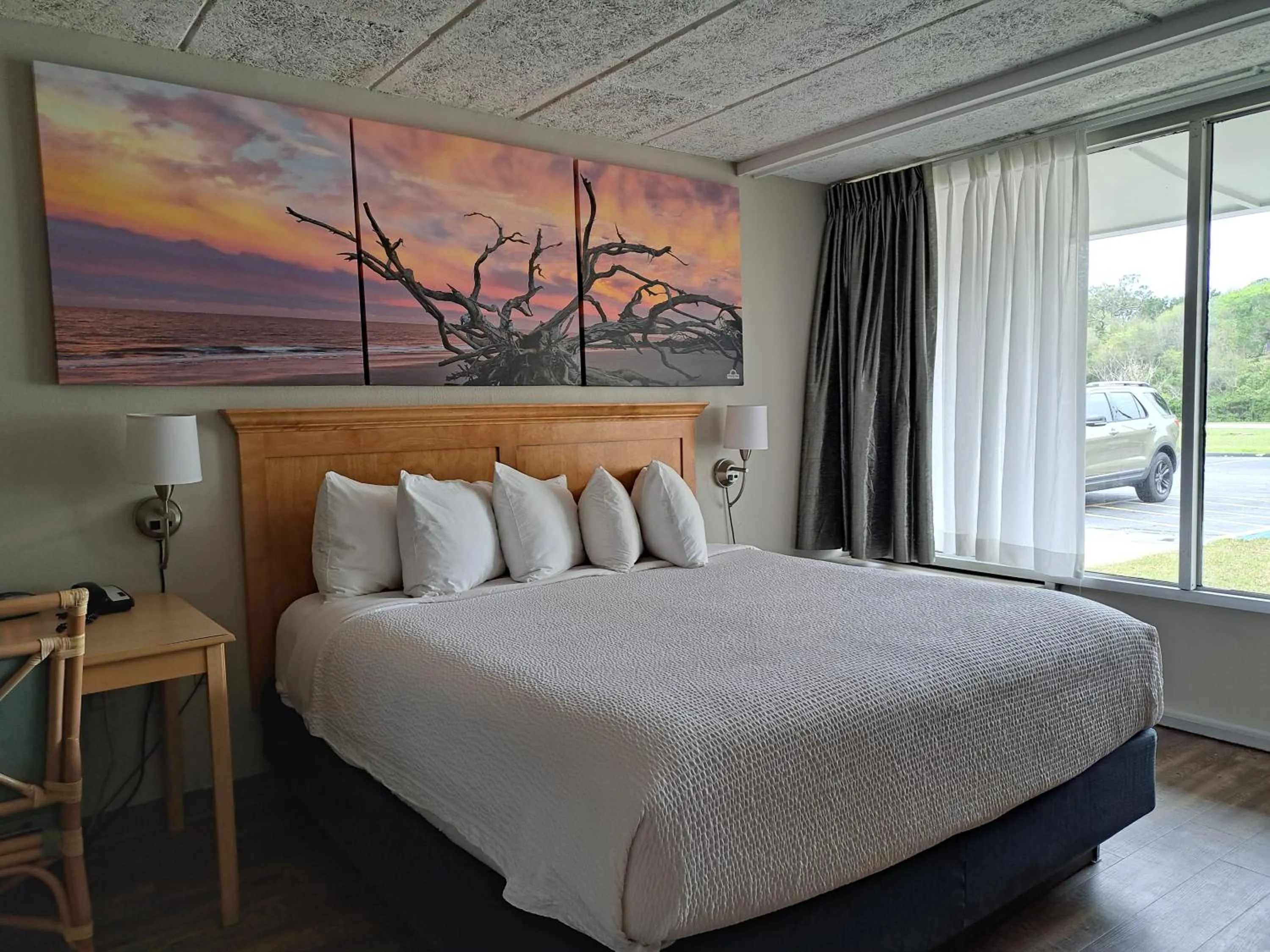 Bed in Days Inn & Suites by Wyndham Jekyll Island
