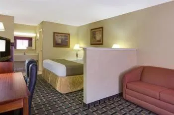 Bedroom, Bed in Baymont by Wyndham Lake City I-75