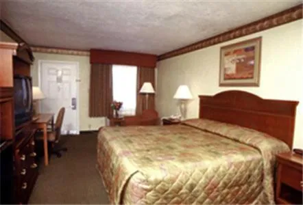 Bedroom, Bed in Baymont by Wyndham Lake City I-75