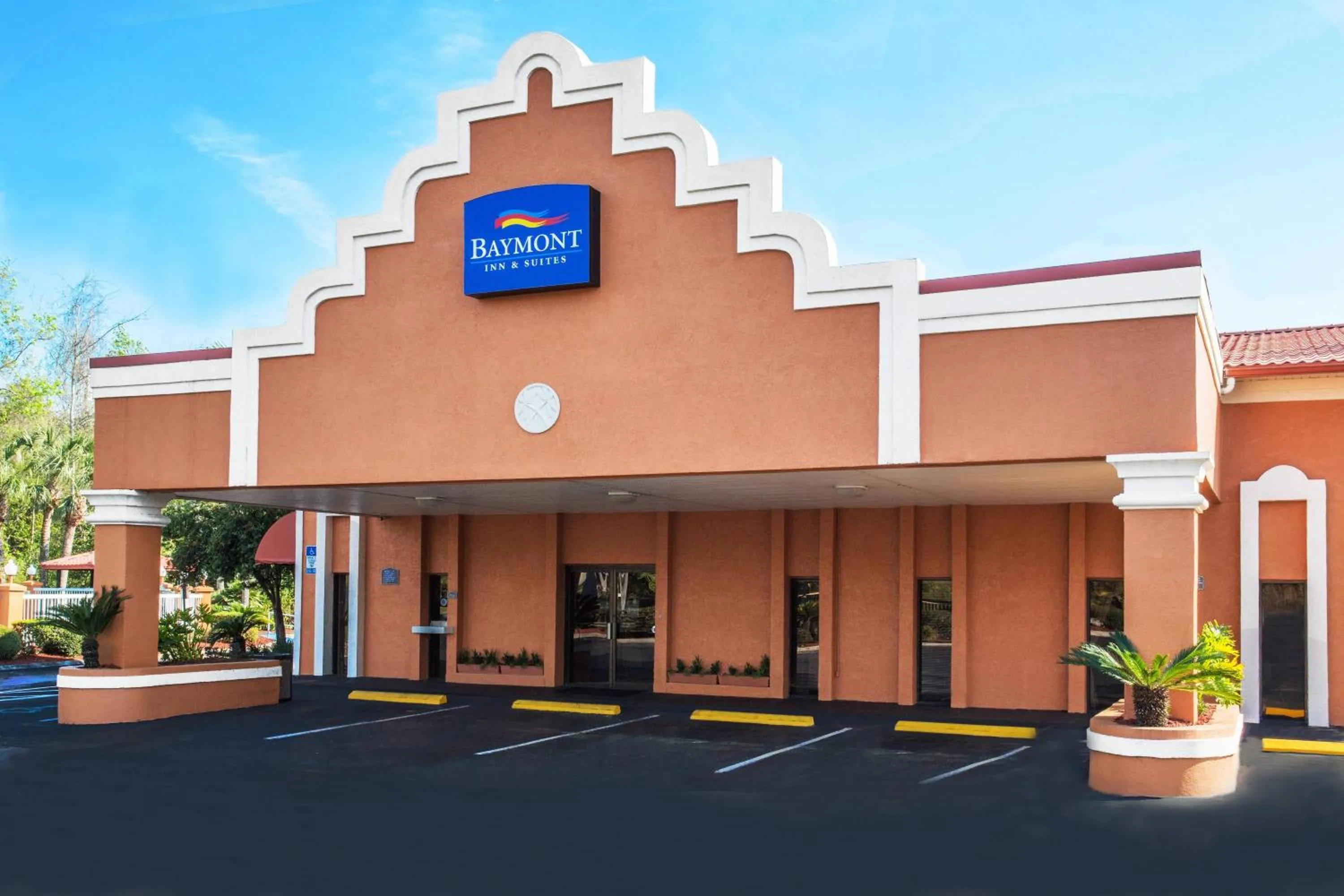 Facade/entrance in Baymont by Wyndham Lake City I-75