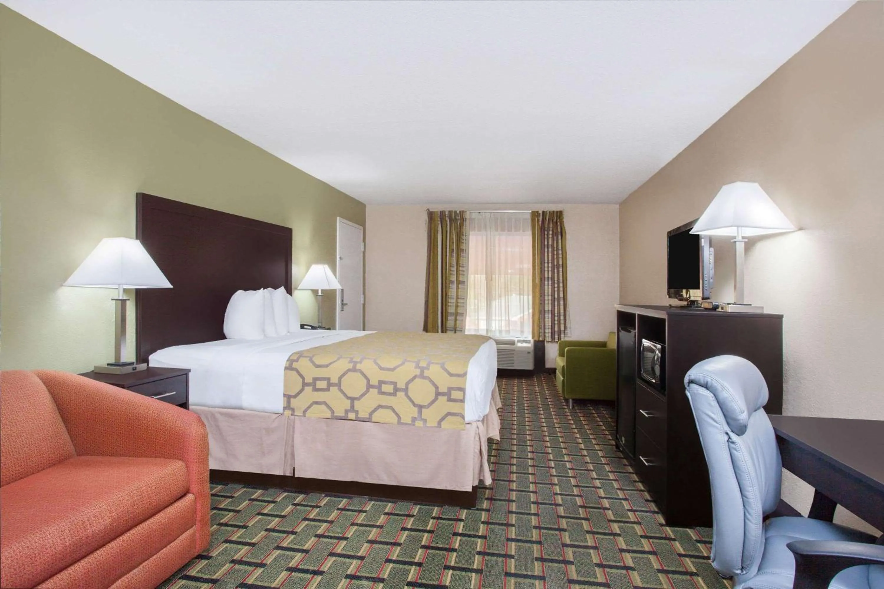 Photo of the whole room, Bed in Baymont by Wyndham Lake City I-75