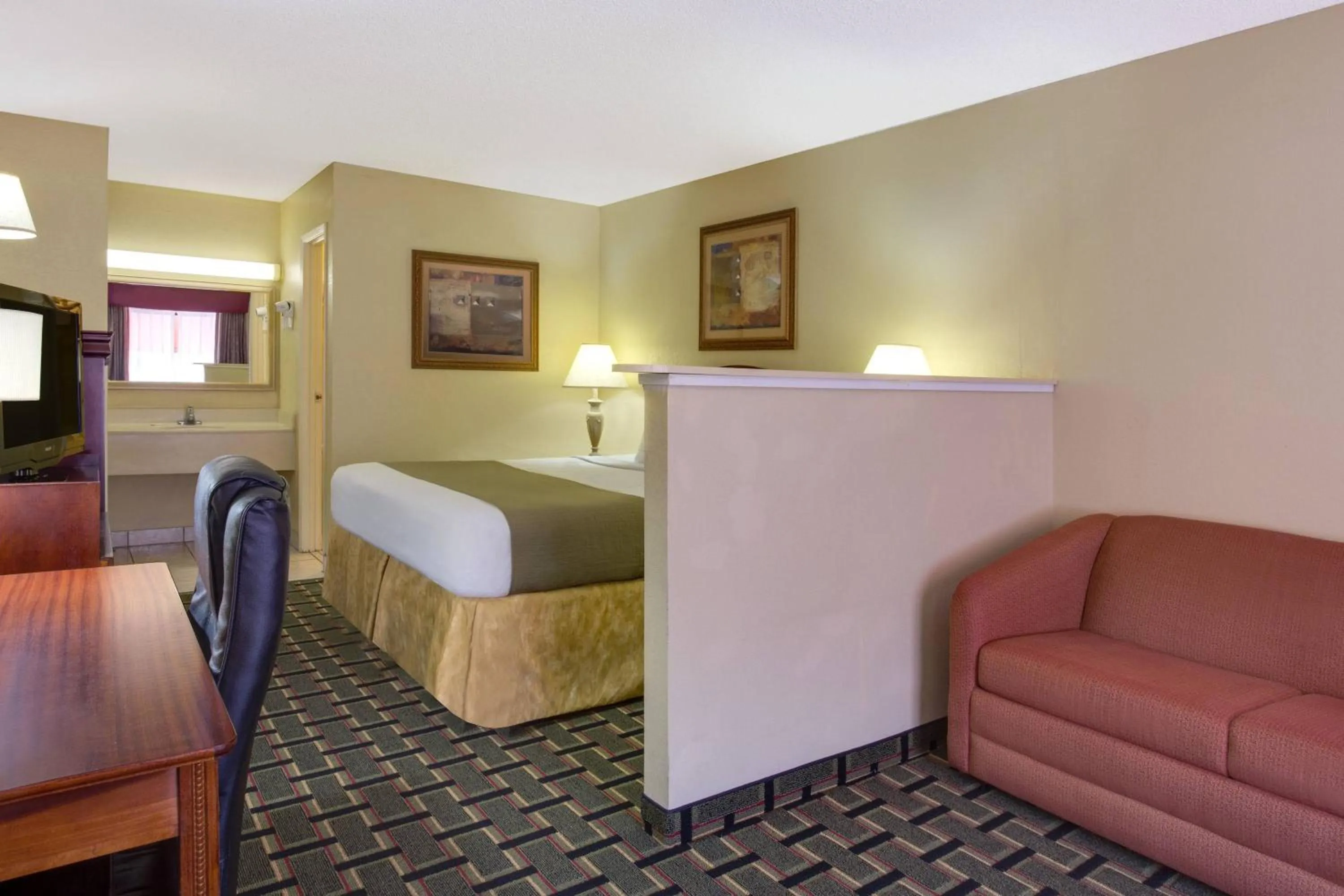 Bed in Baymont by Wyndham Lake City I-75