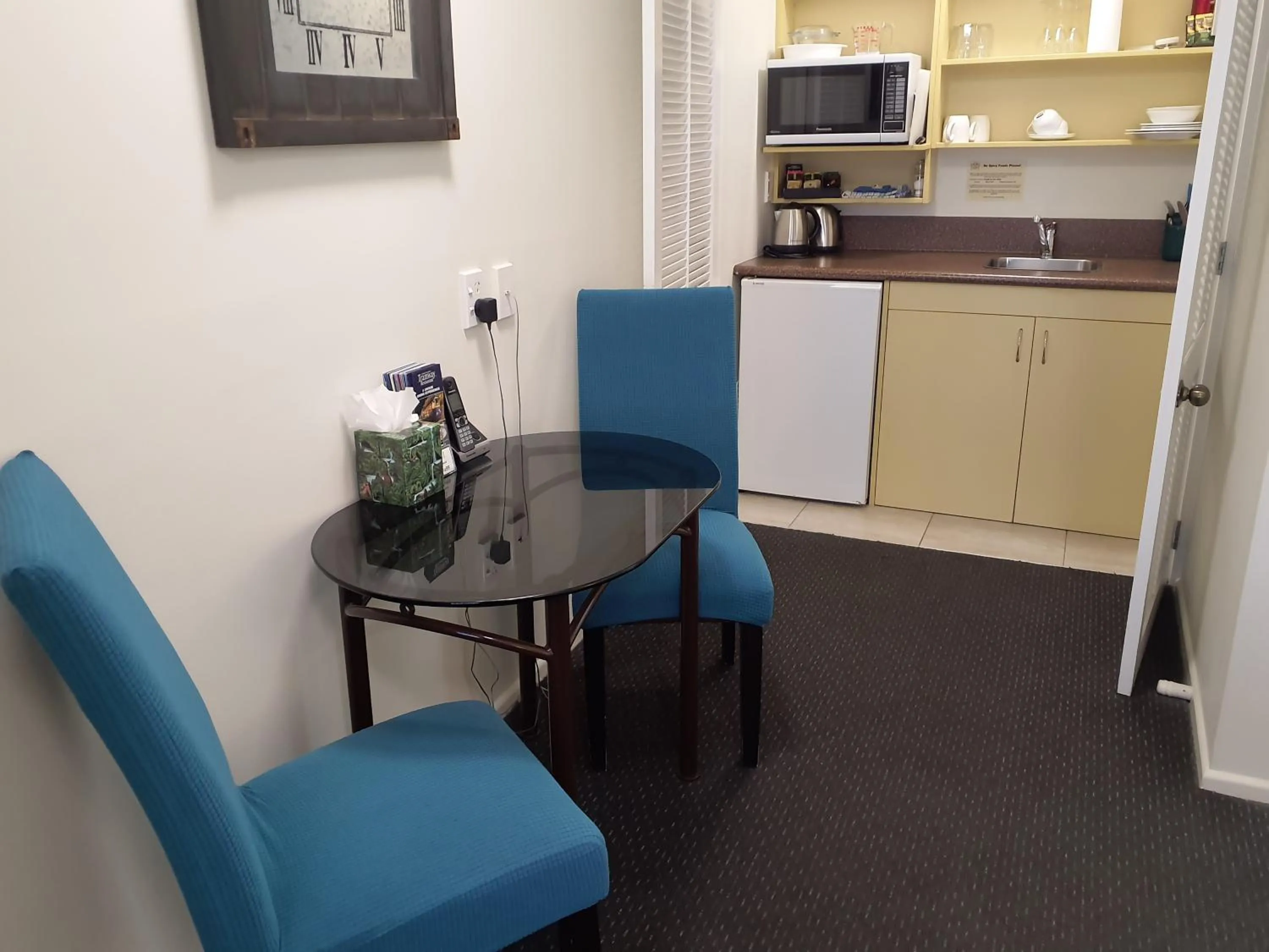 Kitchen or kitchenette in Tuscana Motor Lodge