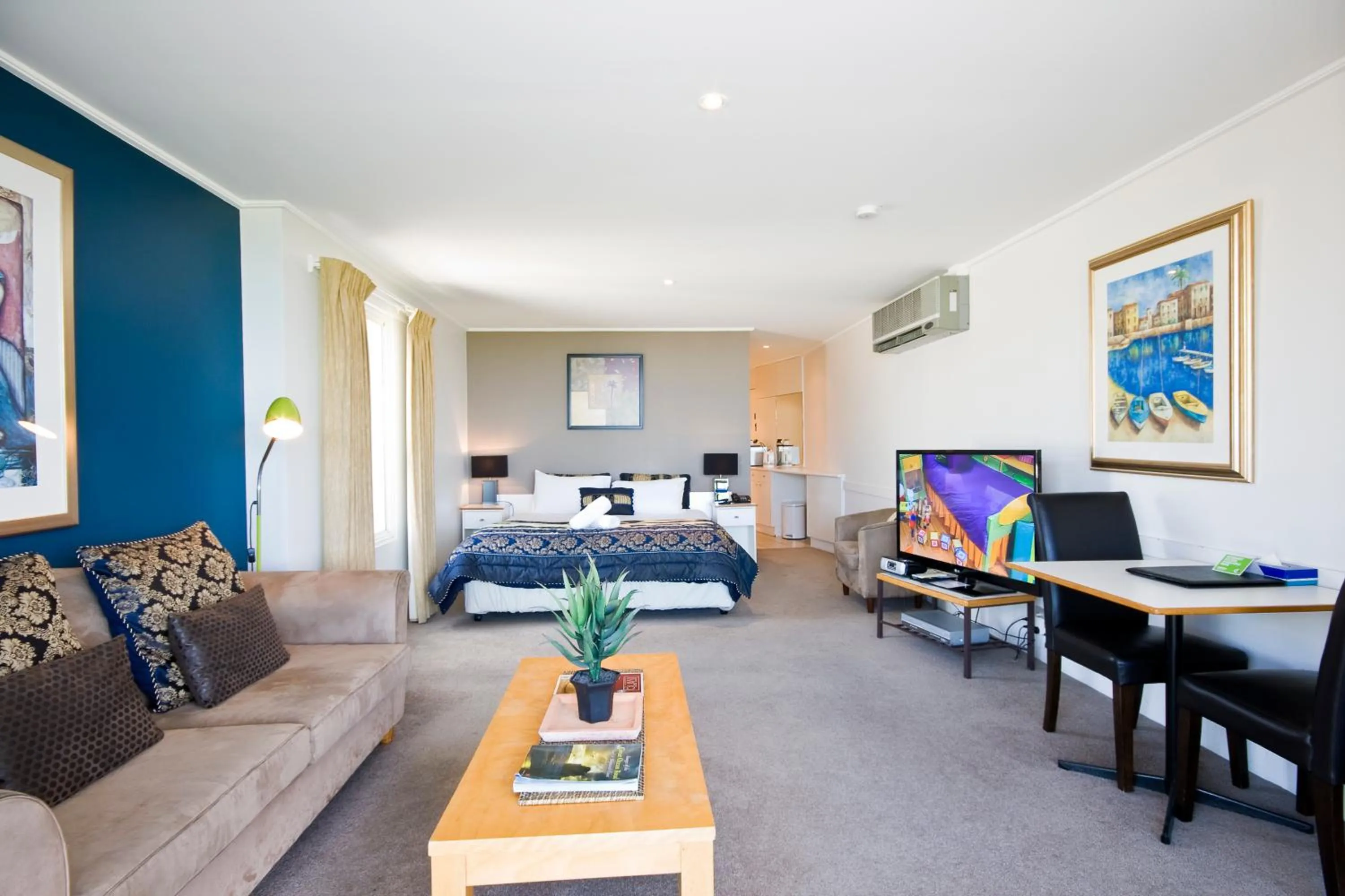 Photo of the whole room, Bed in The Sandridge Motel