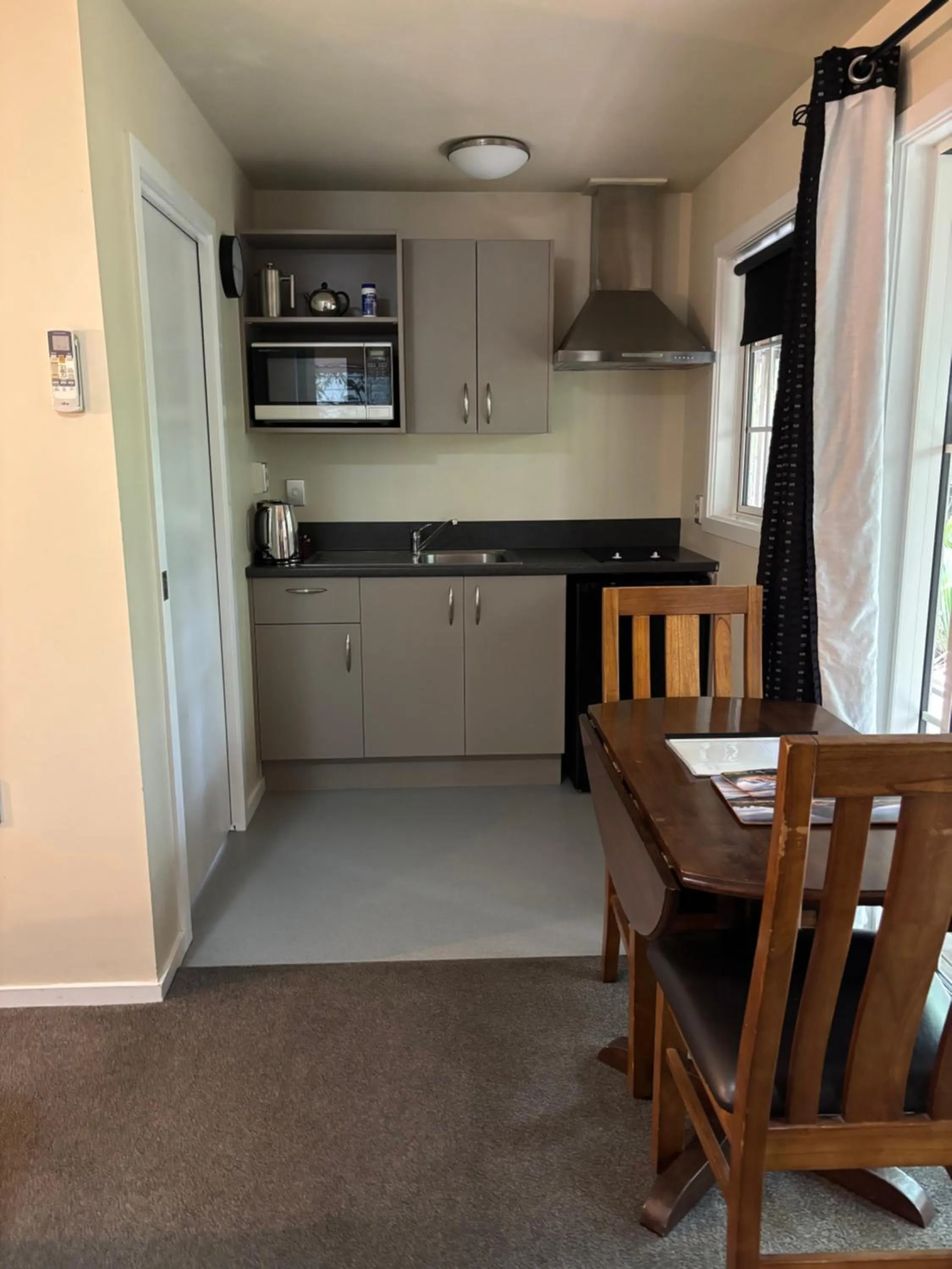 Dining area in Cranford Cottages and Motel