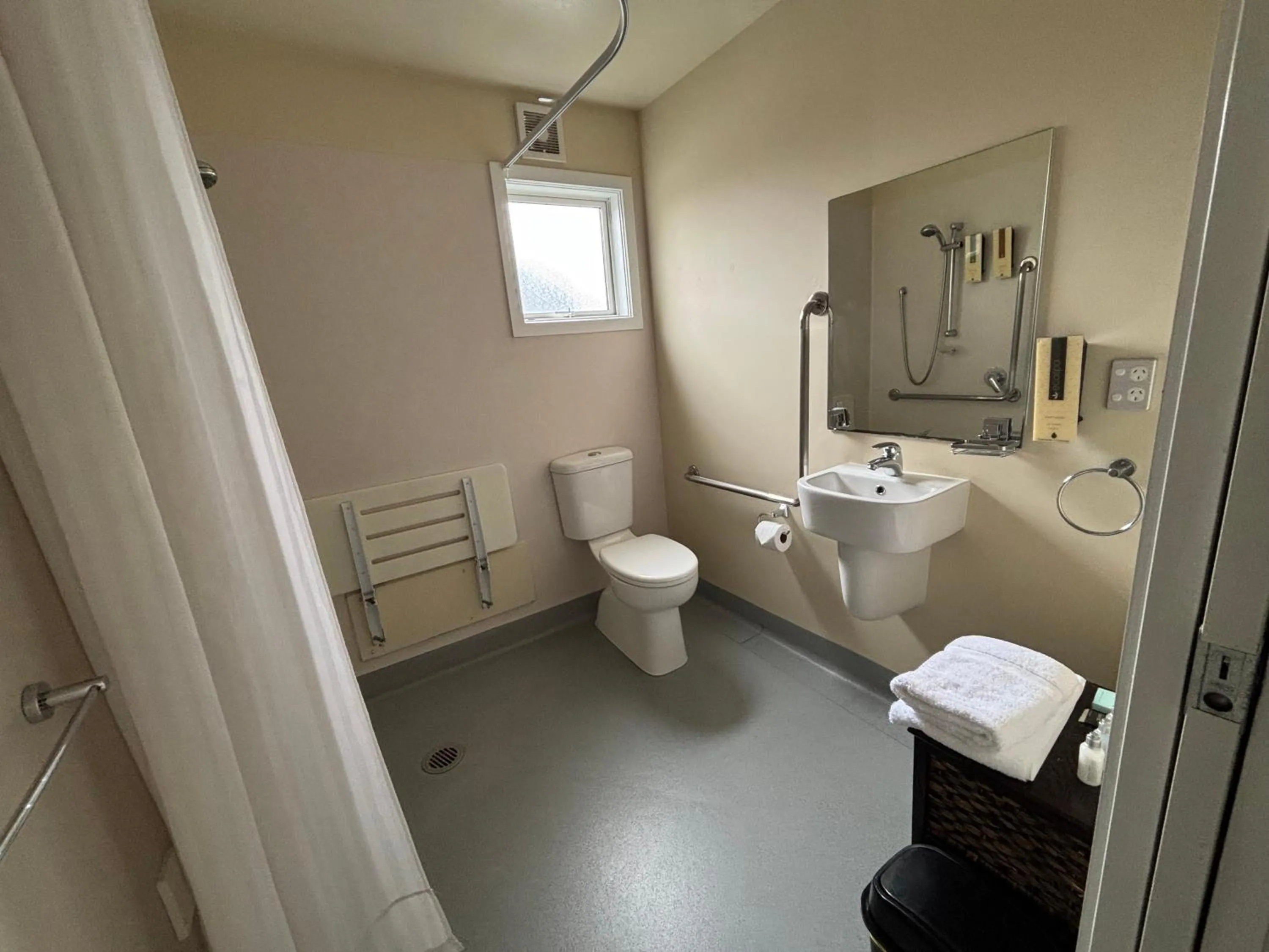 Shower in Cranford Cottages and Motel