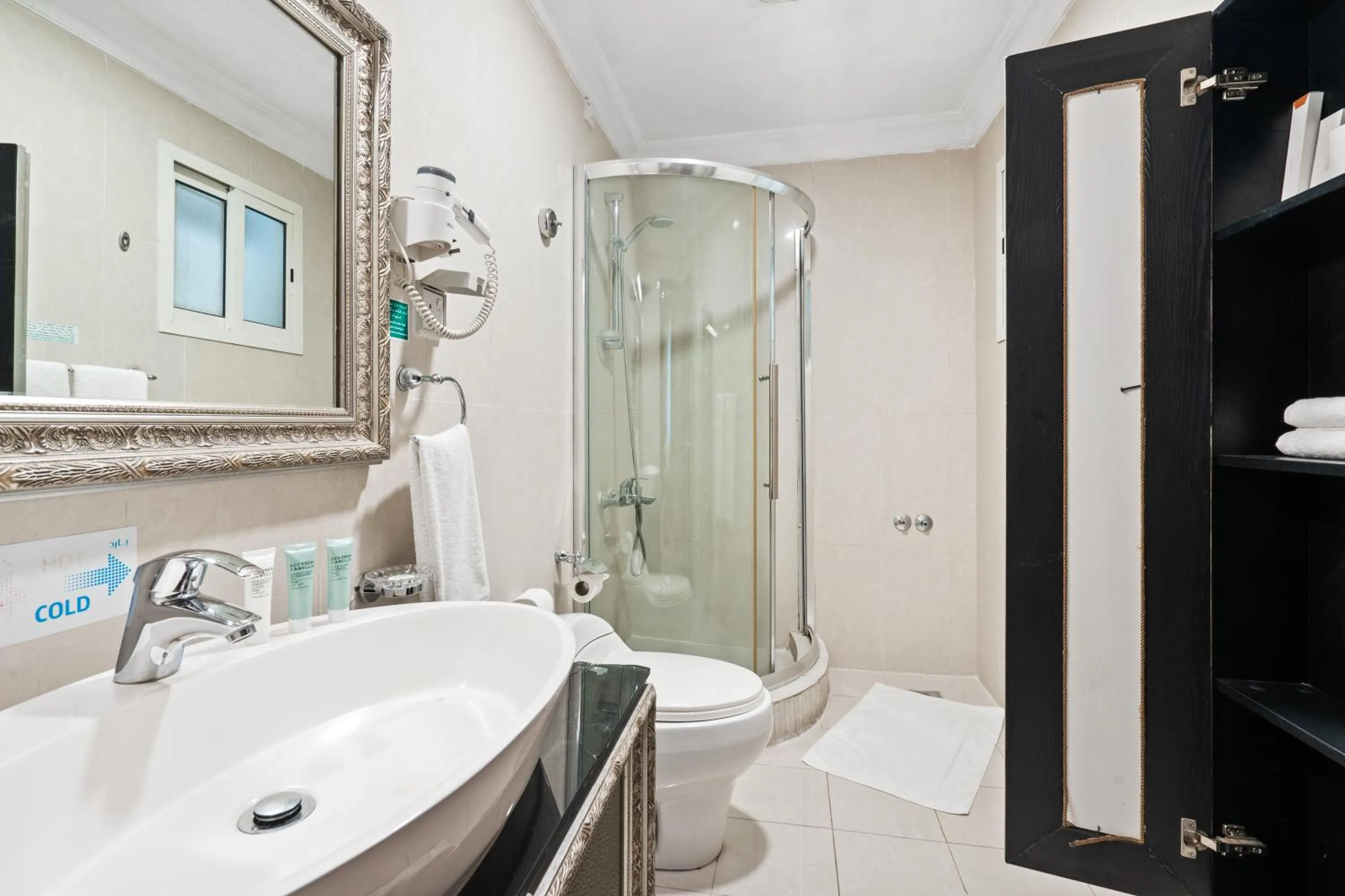 Bathroom in Chairmen Hotel